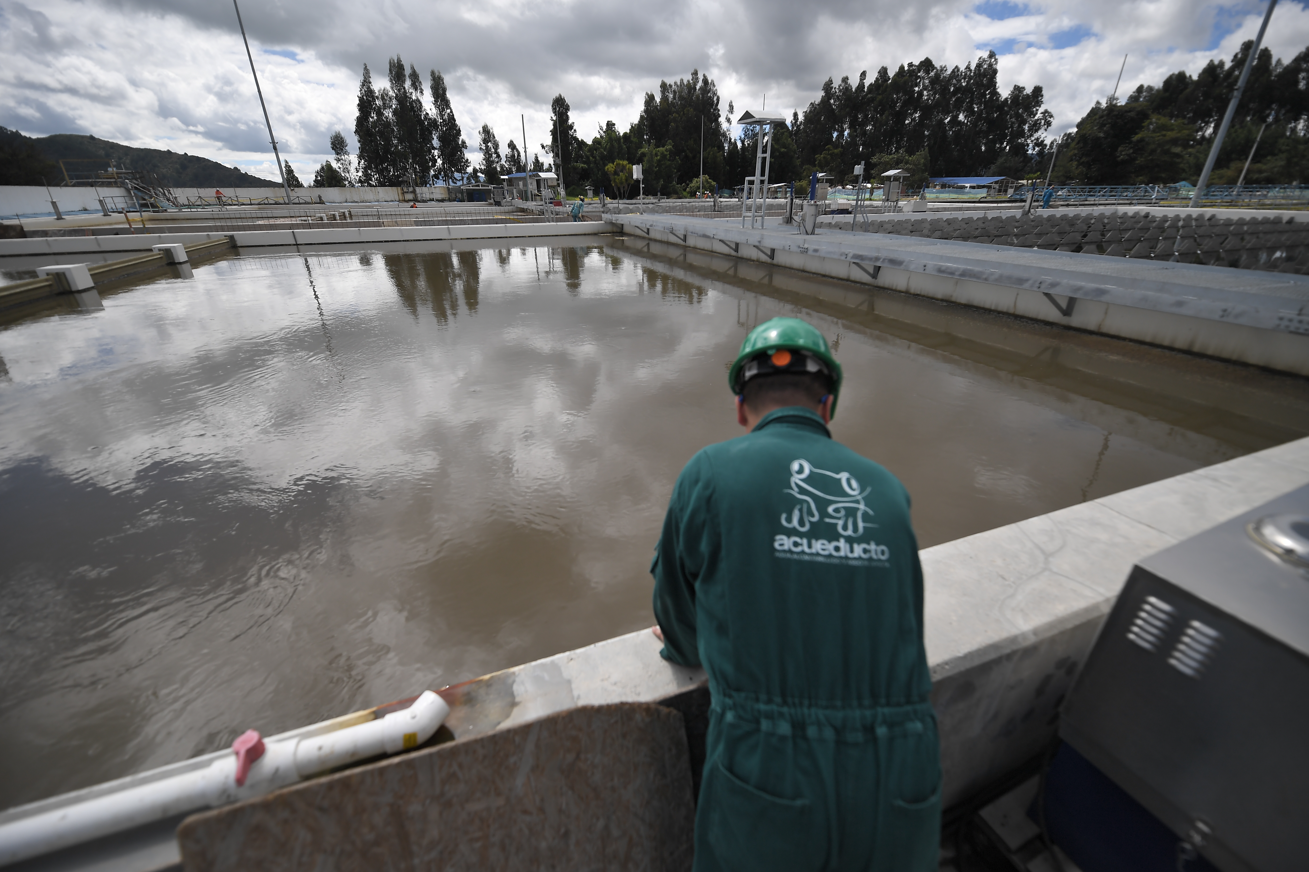 ¿Por qué llegó más cara la factura del agua en Bogotá? Claves del alza y los reclamos