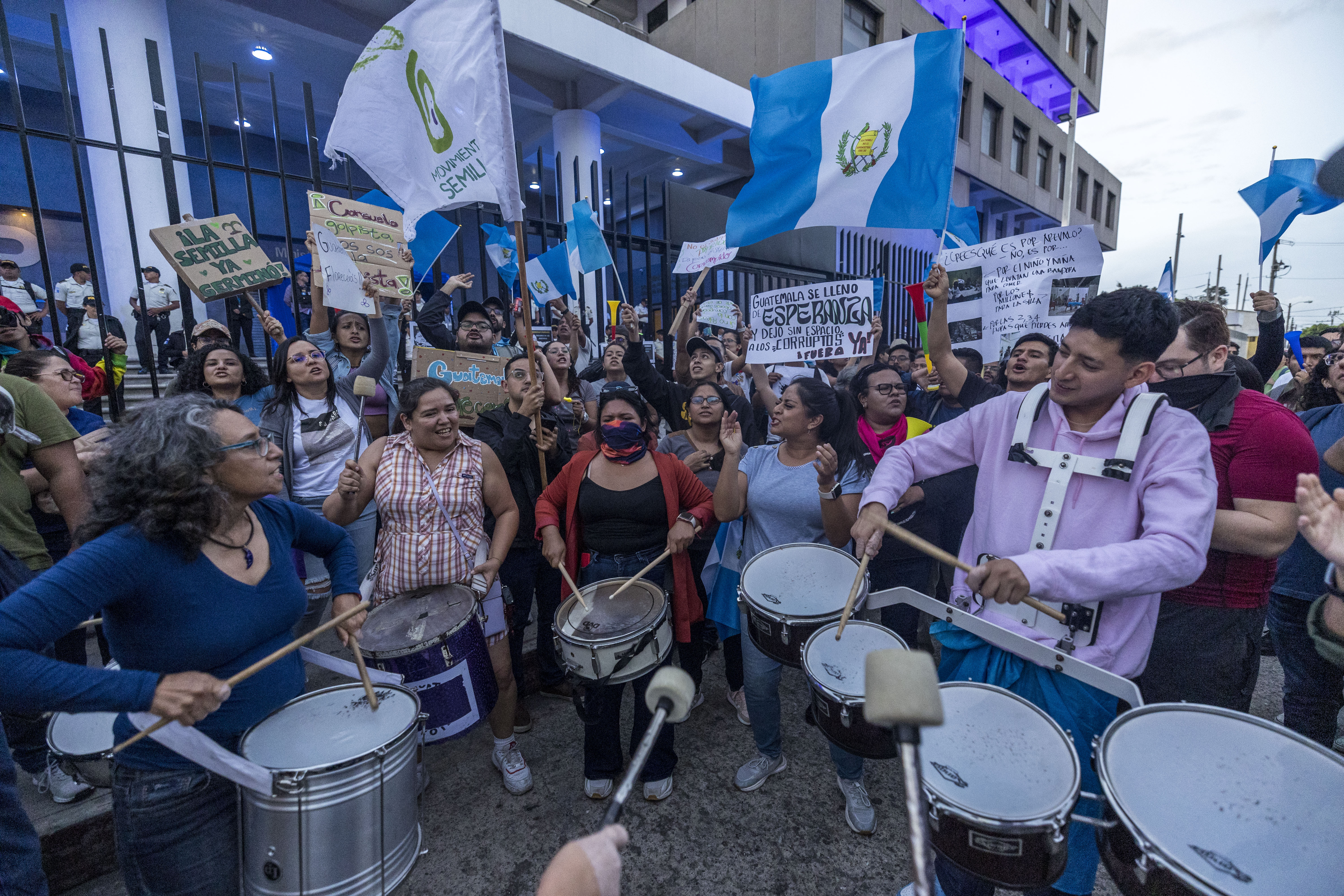 AME3146. CIUDAD DE GUATEMALA (GUATEMALA), 14/07/2023.- Ciudadanos protestan hoy frente a la sede del Ministerio Público para exigir la renuncia de la fiscal general Consuelo Porras y el fiscal Rafael Curruchiche, a quienes acusan de intentar detener las elecciones generales y cancelar al movimiento Semilla del candidato progresista Bernardo Arevalo, en Ciudad de Guatemala (Guatemala). EFE/ Esteban Biba