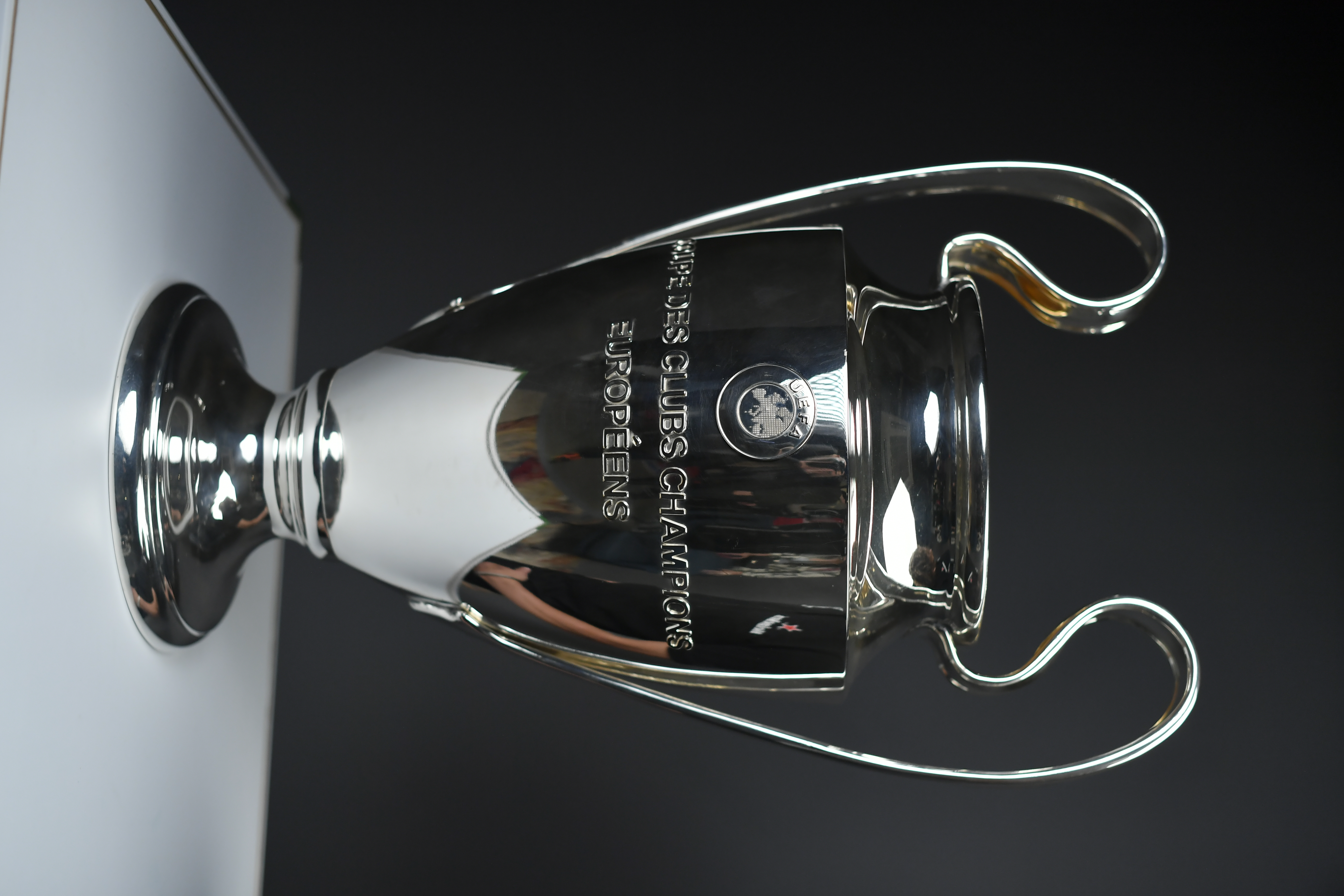 Exjugador de futbol español que jugo en el Barcelona, trajo junto a Heineken el trofeo de la Champions League a Bogotá