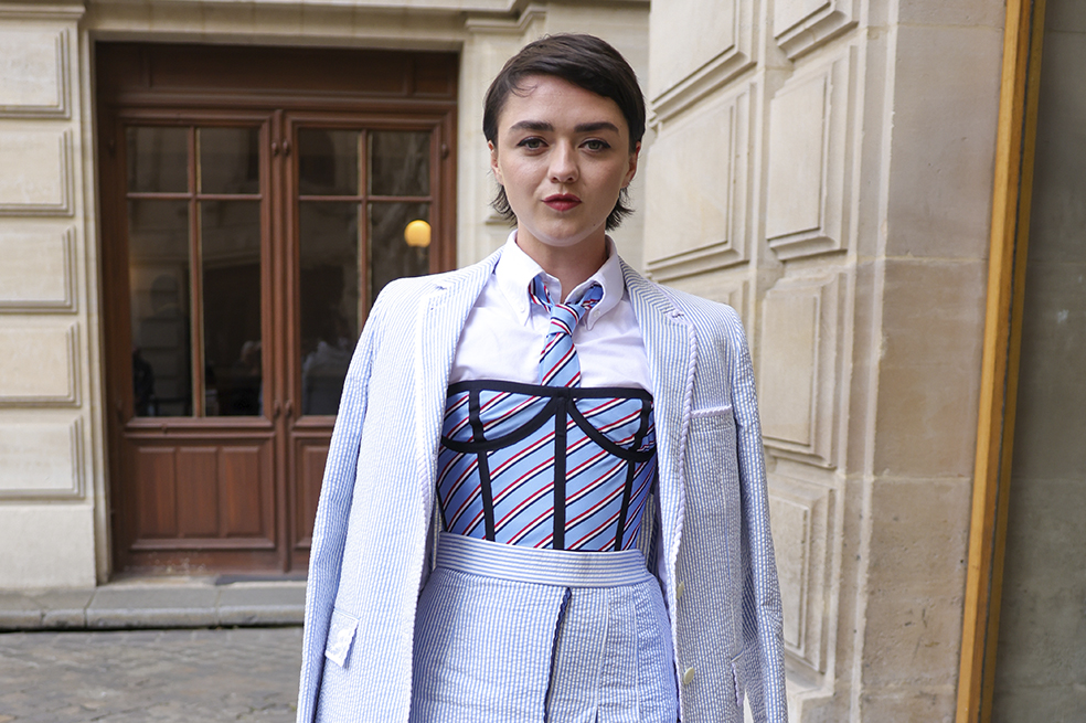 “Arya” de Games of Thrones sigue en Bogotá: también compró ropa de segunda mano