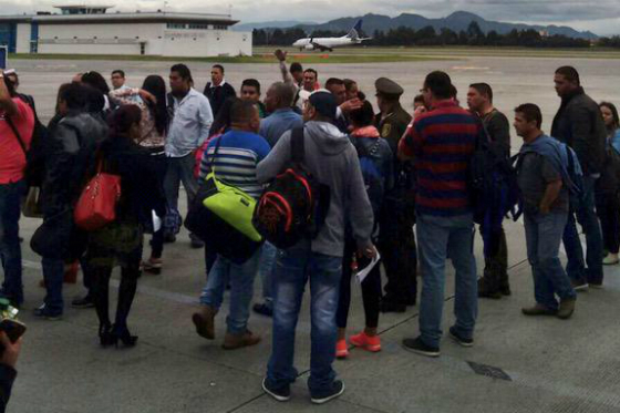 Pasajeros se toman pista de El Dorado por incumplimiento de Viva Colombia