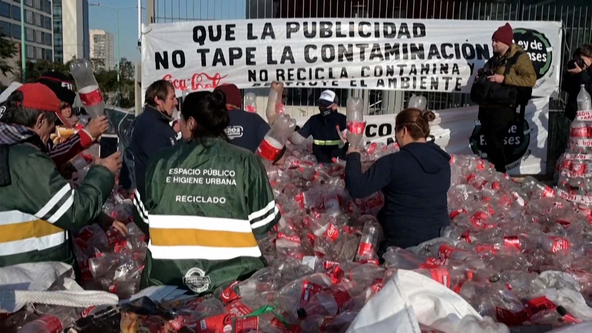 Bajas en el precio del cartón amenazan el trabajo de los recicladores en Argentina