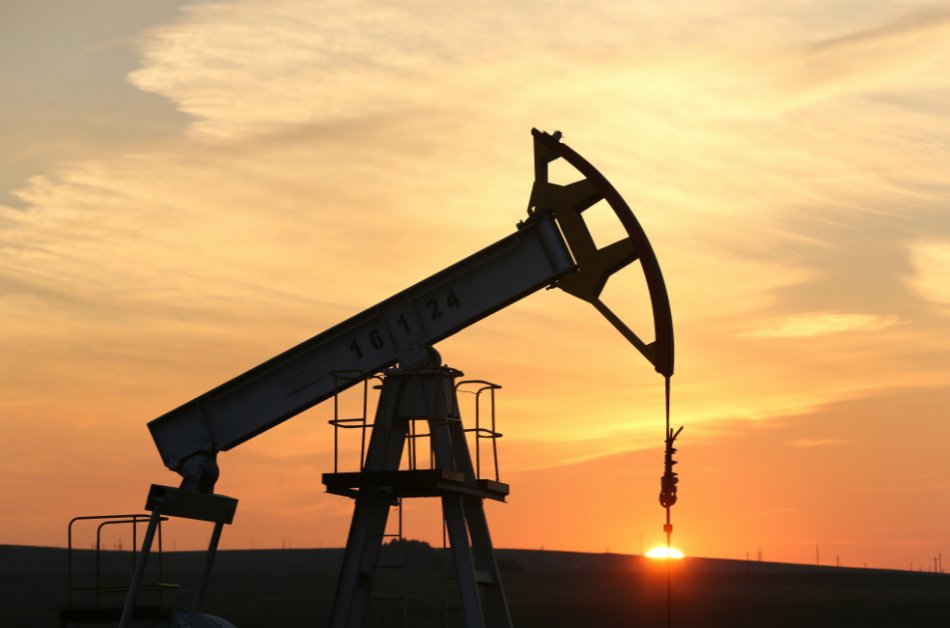Petróleo cierra en baja en una jornada de vacilaciones