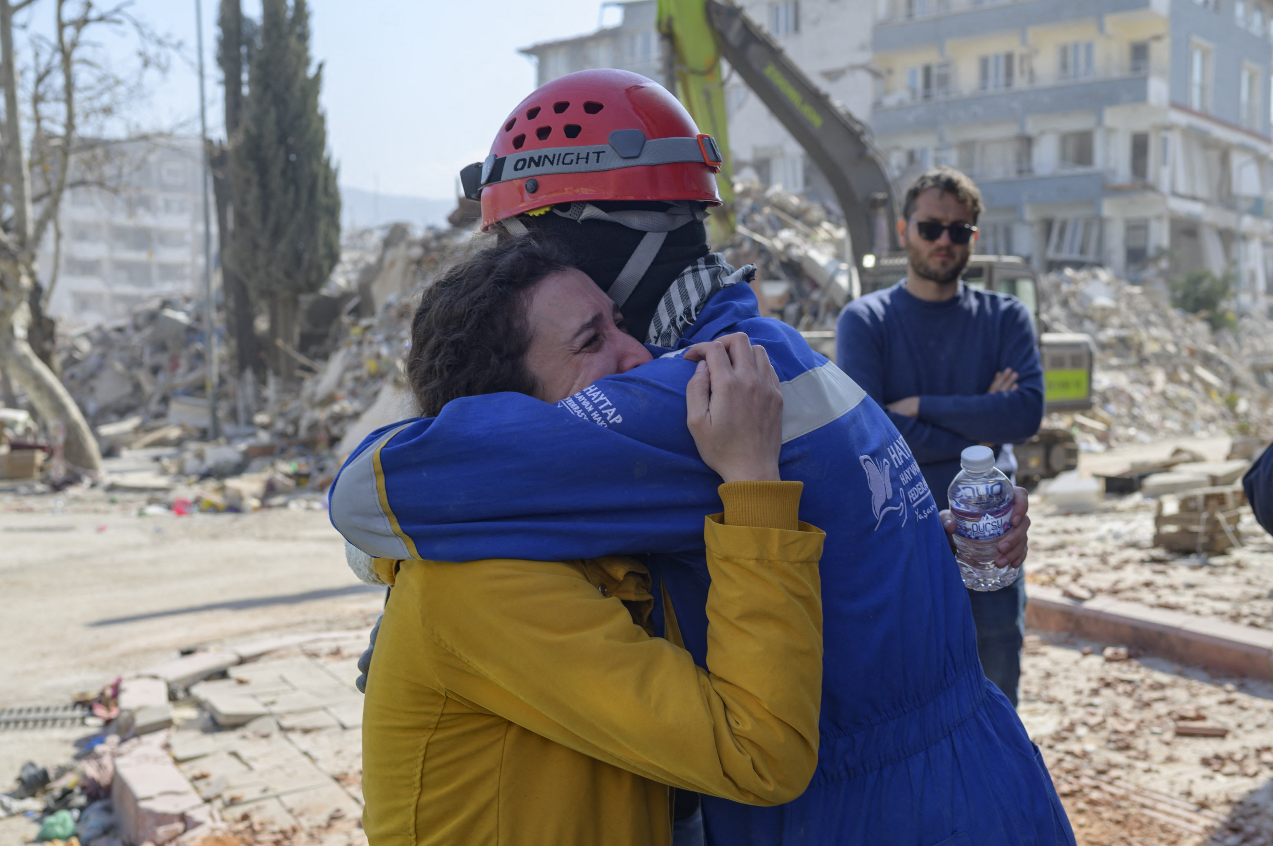 Desde que el sismo de magnitud 7,8 sacudió la región el pasado 6 de febrero, dejando más de 45.000 muertos en Turquía y Siria, cientos de gatos, perros, conejos y pájaros siguen atrapados bajo los escombros que dejó el devastador terremoto.