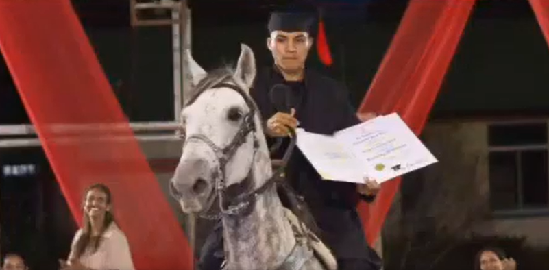Video: joven recibió su diploma de bachiller sobre su caballo “Tormento” en Sucre