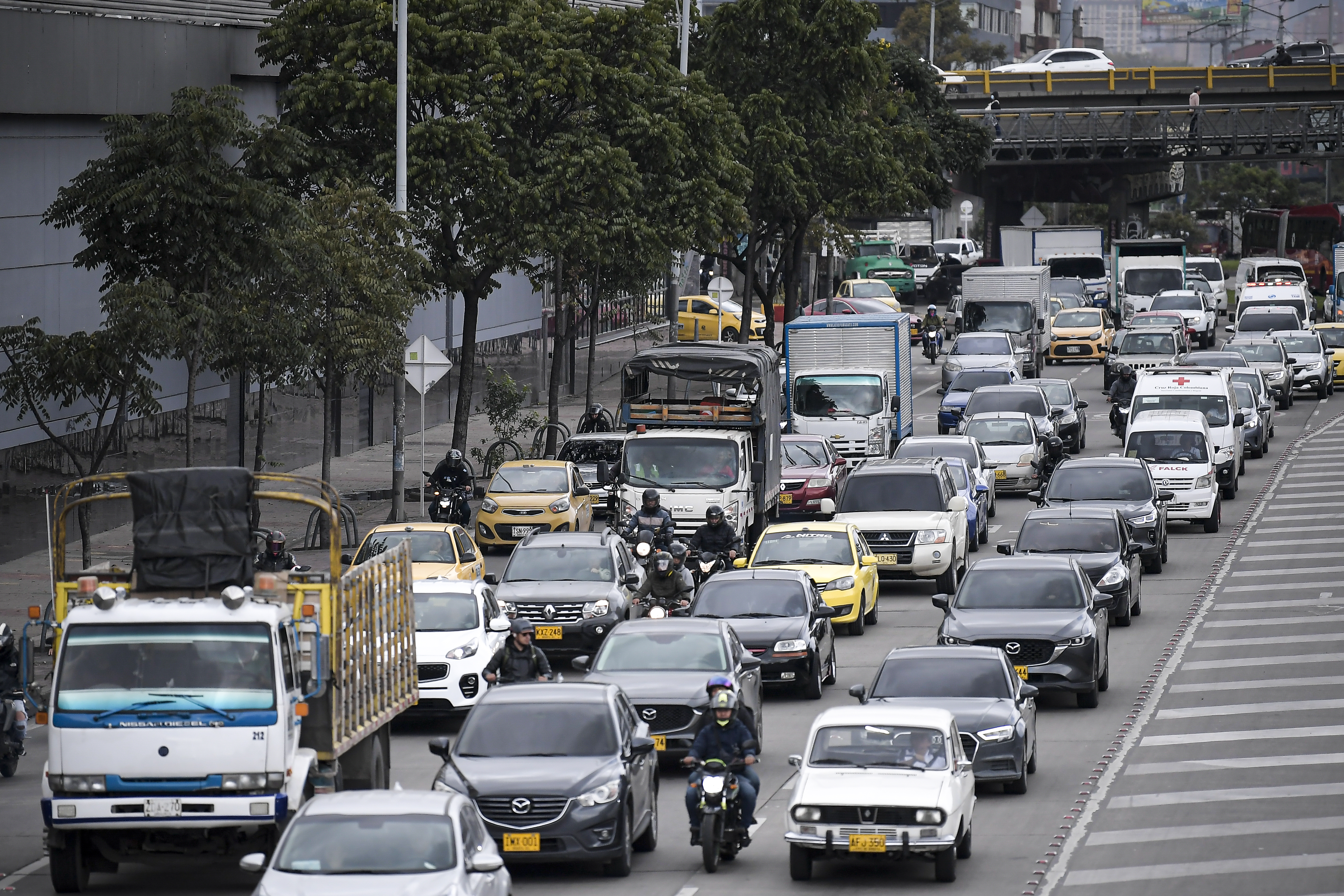 Trancones en Bogotá, y vehículos con placas en mal estado.