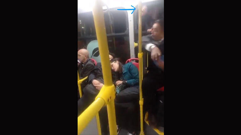 Escalera humana: en video quedó intento de robo en Transmilenio bajo esa modalidad