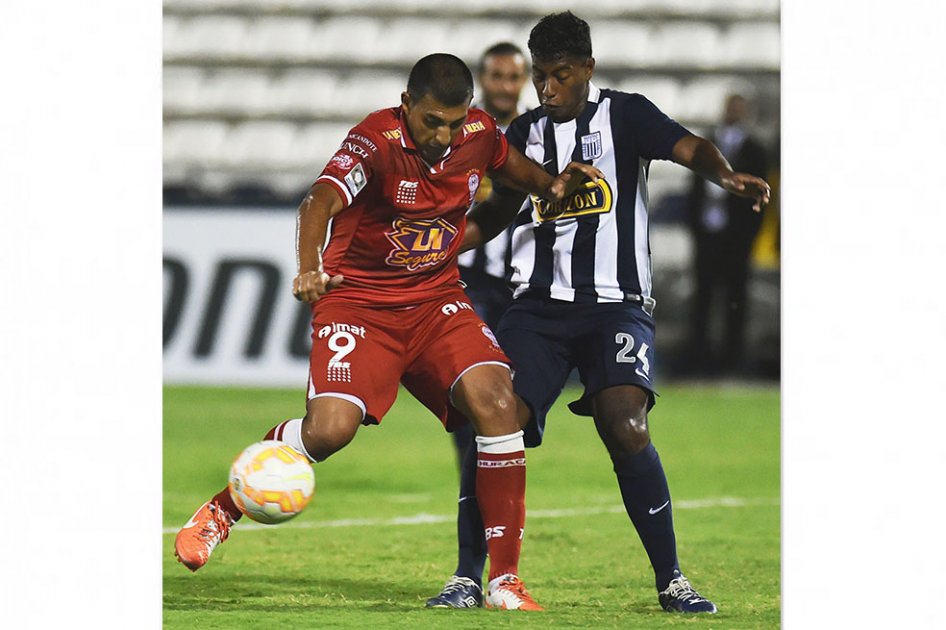 Jugador de Alianza Lima abofetea a hincha tras goleada ante Huracán