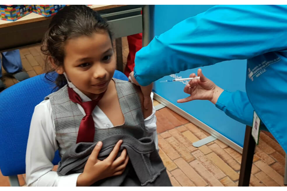 Continúan jornadas intensivas de vacunación gratuita en colegios oficiales de Bogotá