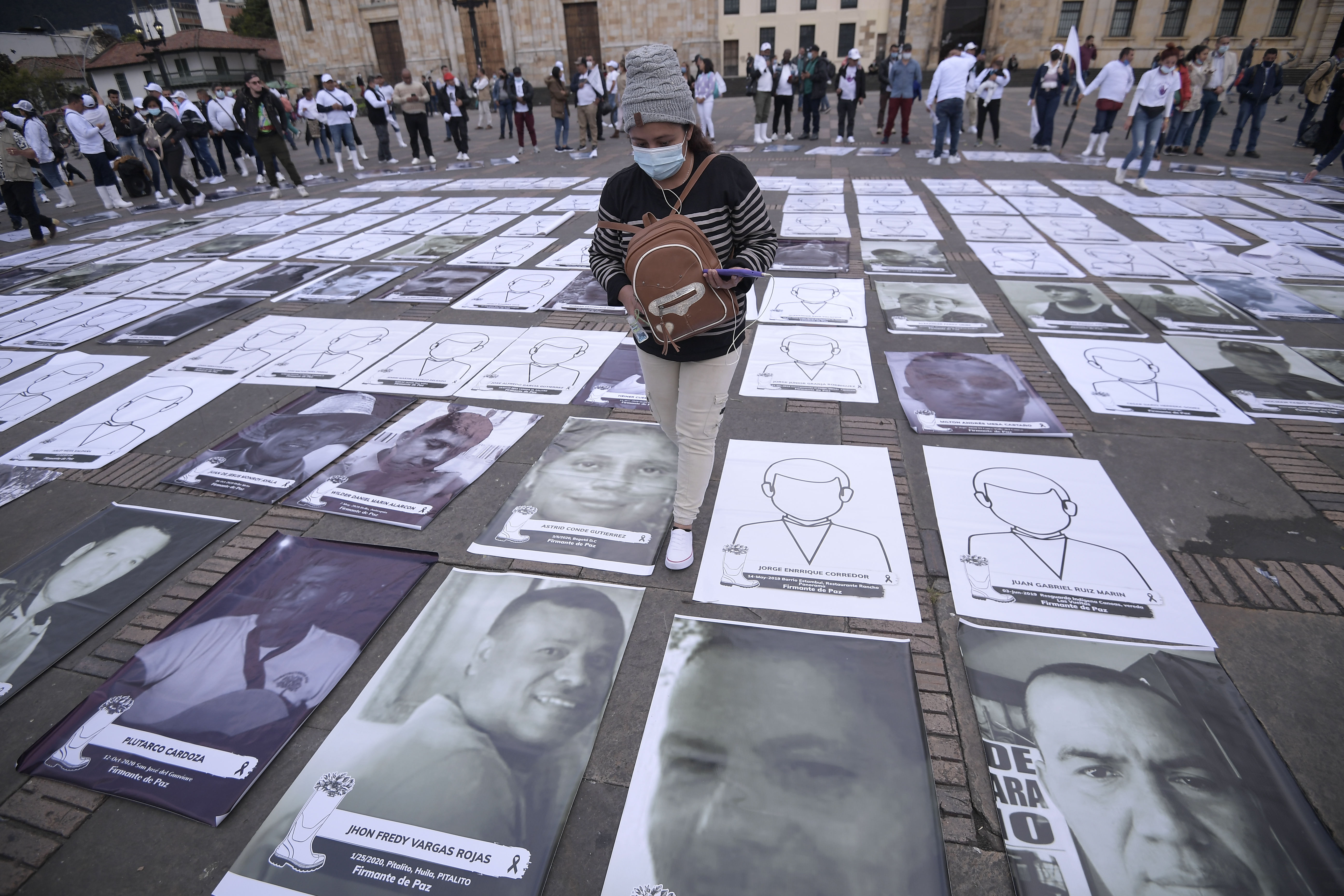 Este 7 de marzo, excombatientes de las Farc provenientes de distintas regiones del país convocaron una peregrinación en Bogotá para rechazar los asesinatos y amenazas en su contra. A la fecha, son alrededor de 300 firmantes del Acuerdo de Paz asesinados. Los manifestantes se concentraron en el Planetario Distrital y avanzaron hasta la Plaza de Bolívar.