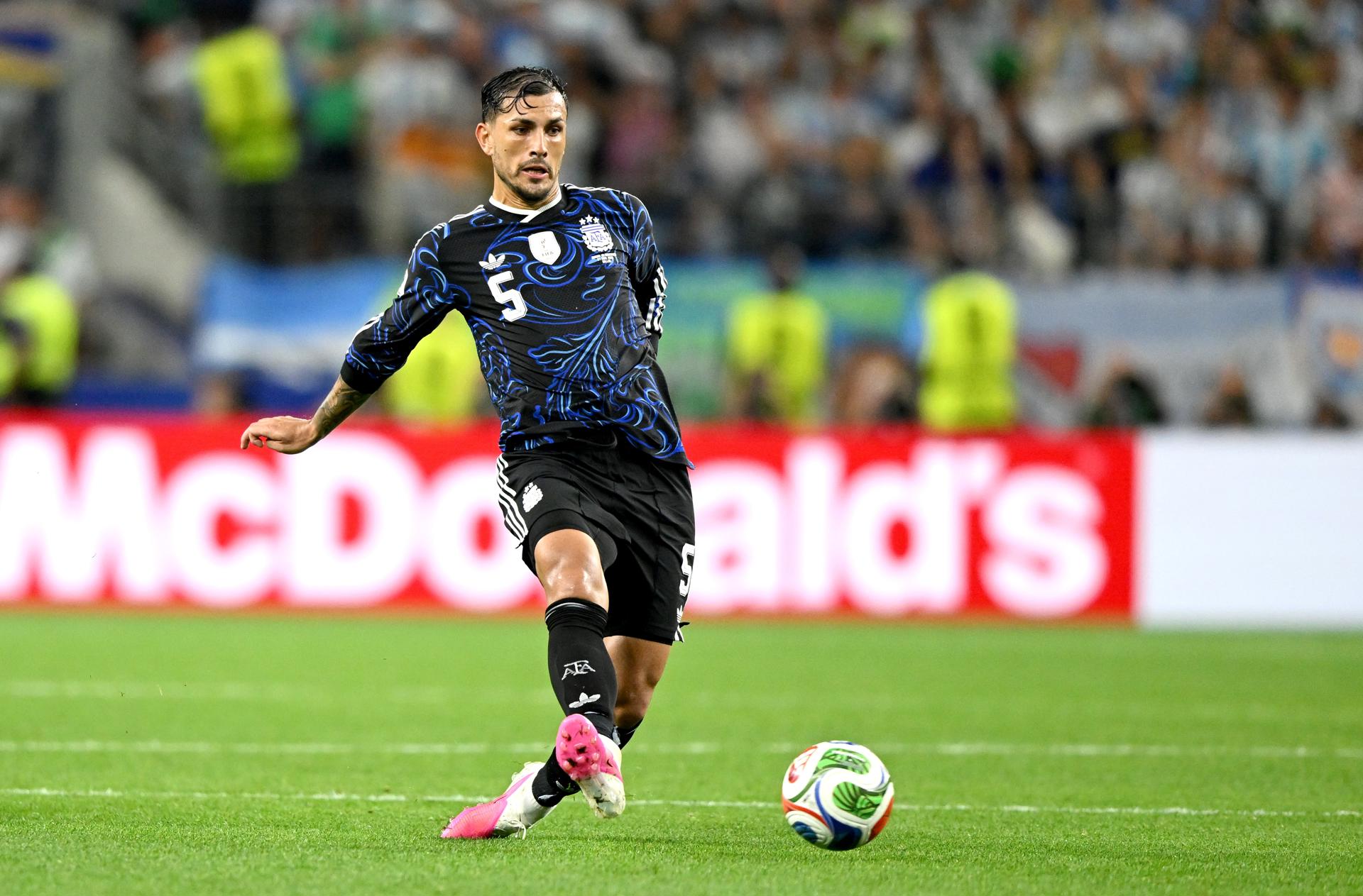 DALLAS (United States), 28/06/2026.- Leandro Paredes of Argentina in action during the FIFA World Cup 2026 group stage match Jordan against Argentina, in Dallas, USA, 27 June 2026. (Jordania) EFE/EPA/ALBERT PENA
