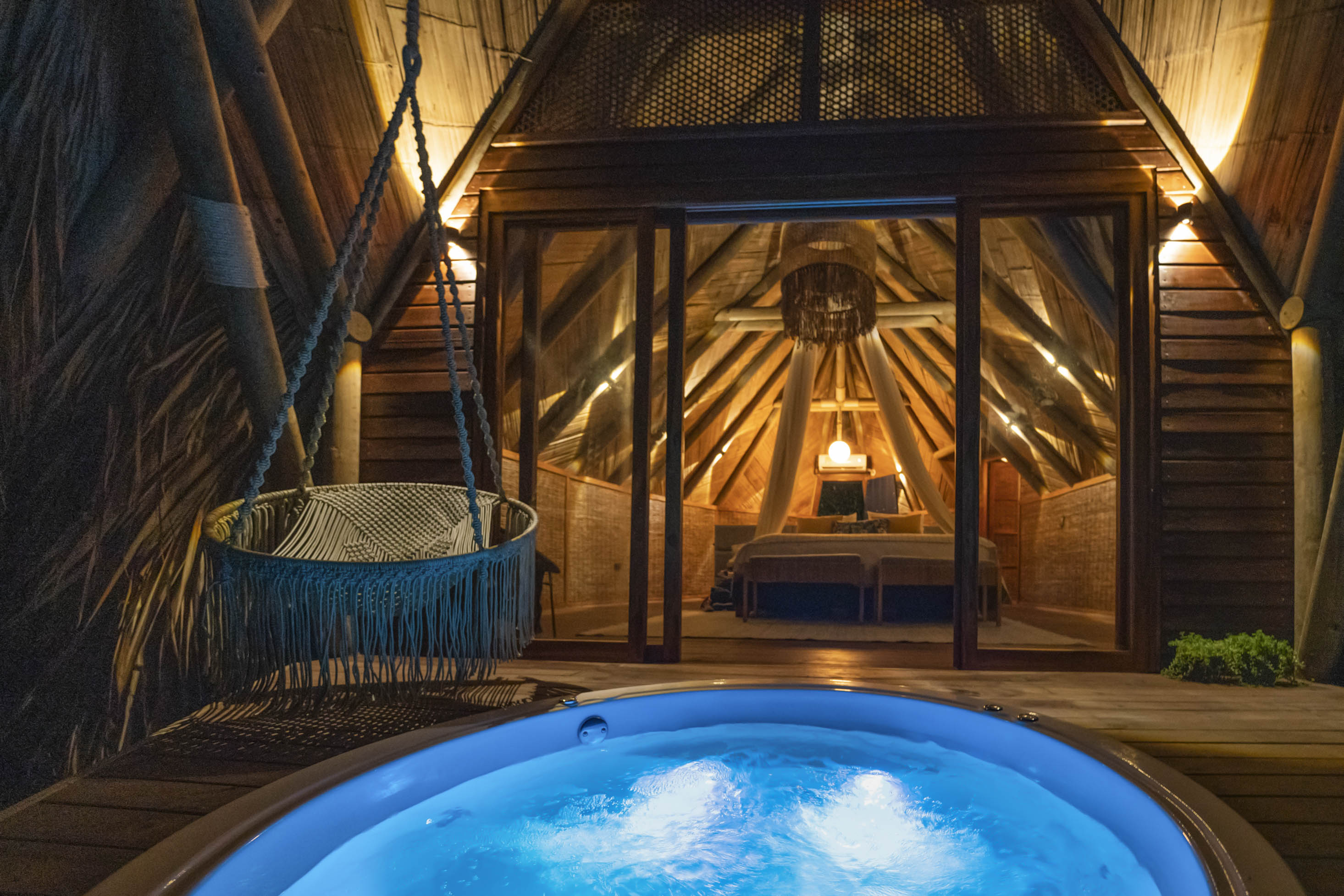 Diseñados para conectar con la naturaleza, los 20 bungalows fueron construidos con materiales sostenibles y para celebrar el sol. Con terraza y jacuzzi con vista al mar, es el espacio perfecto para relajarse y descansar.