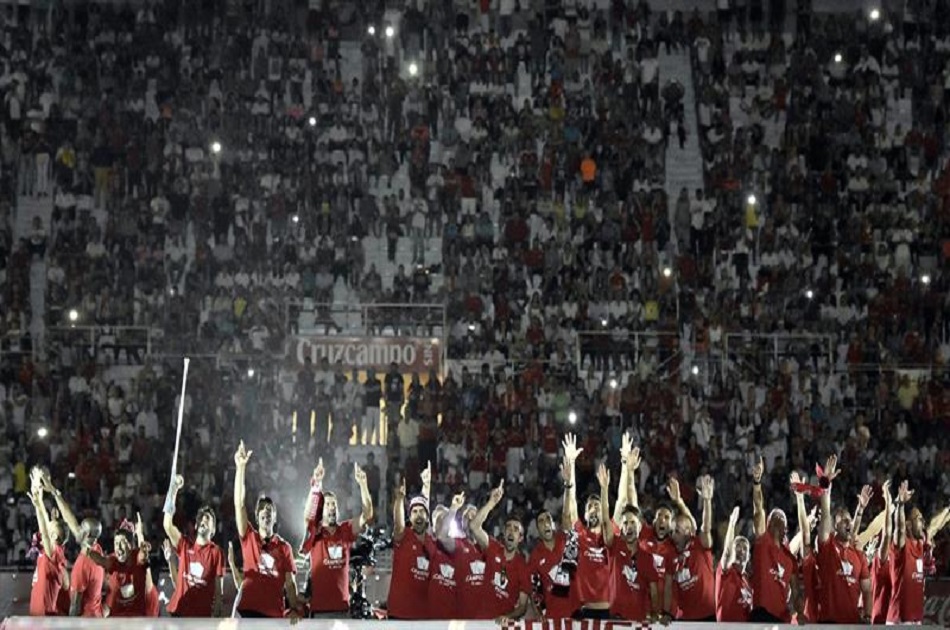 Gran fiesta de Sevilla y Carlos Bacca tras su llegada a España