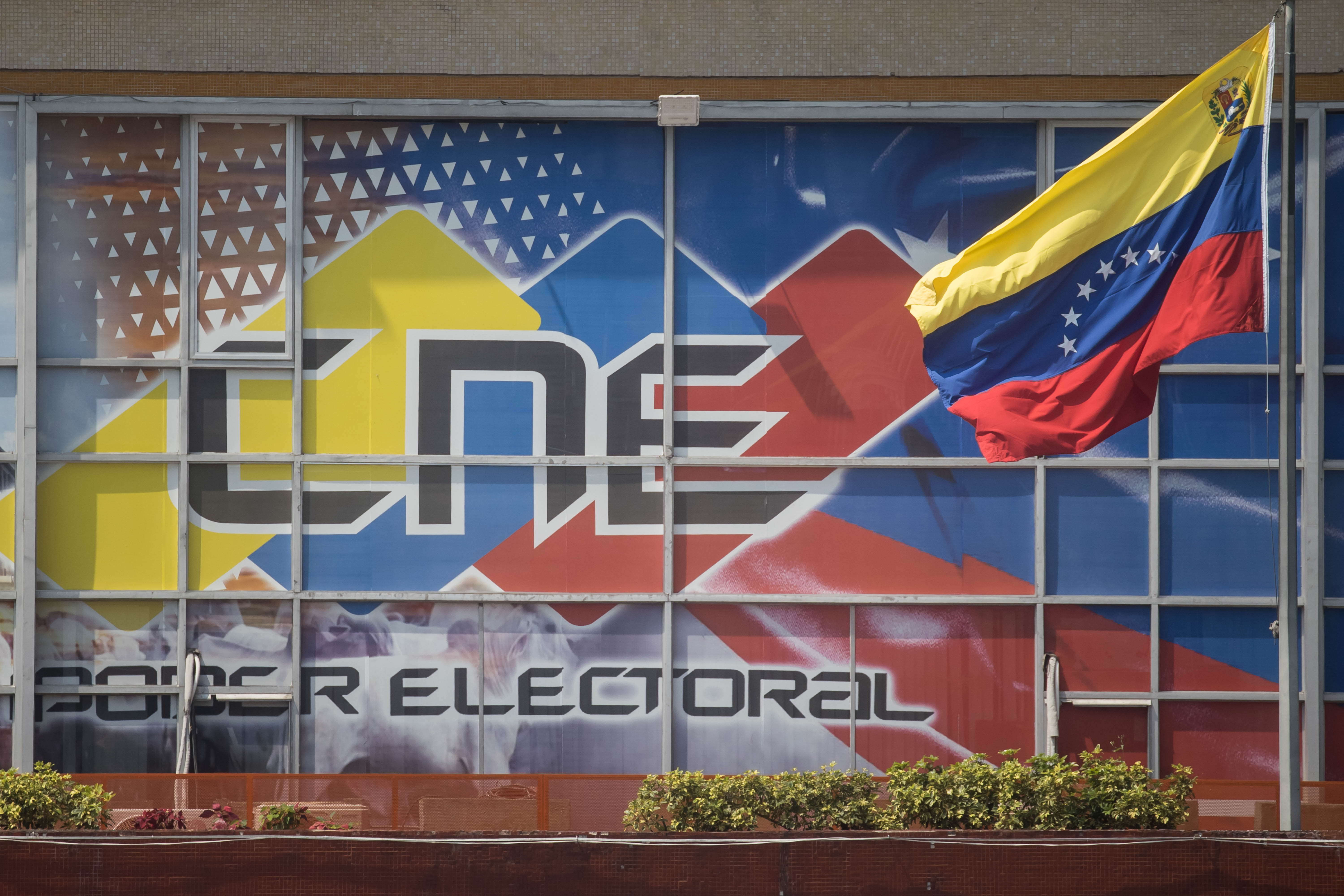 AME736. CARACAS (VENEZUELA), 20/02/2024.- Fotografía de las instalaciones de la sede del Consejo Nacional Electoral (CNE), este lunes en Caracas (Venezuela). Ante la próxima celebración de las elecciones presidenciales en Venezuela -que serán en una fecha de este año aun no definida-, ONG y partidos políticos de diversa ideología comenzaron una cruzada para estimular el voto joven, con campañas para motivar la inscripción en el Registro Electoral (RE), un requisito obligatorio para poder votar en el país. EFE/ Miguel Gutierrez