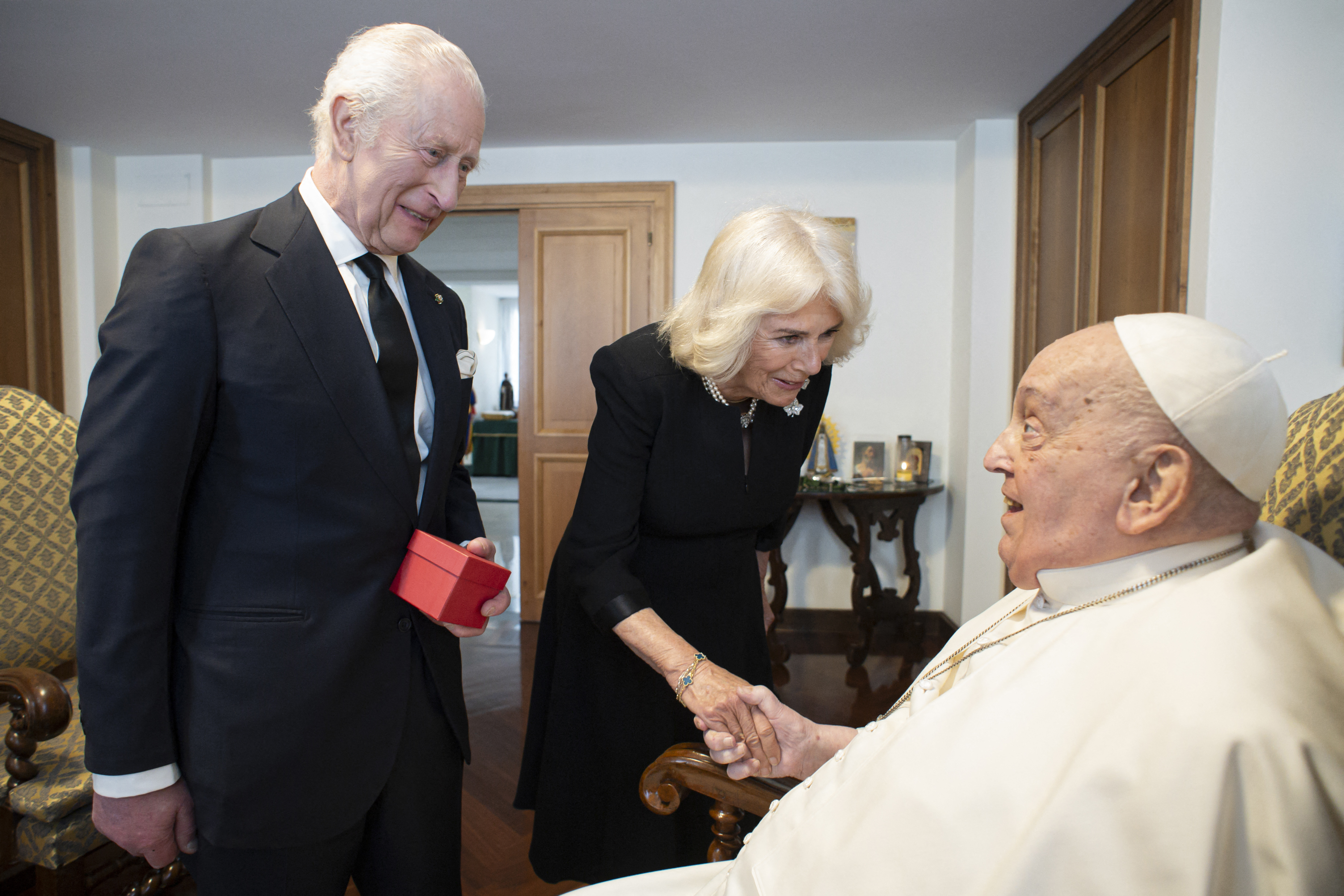 Carlos III y Camilla en su visita privada al papa Francisco, durante su aniversario de bodas.