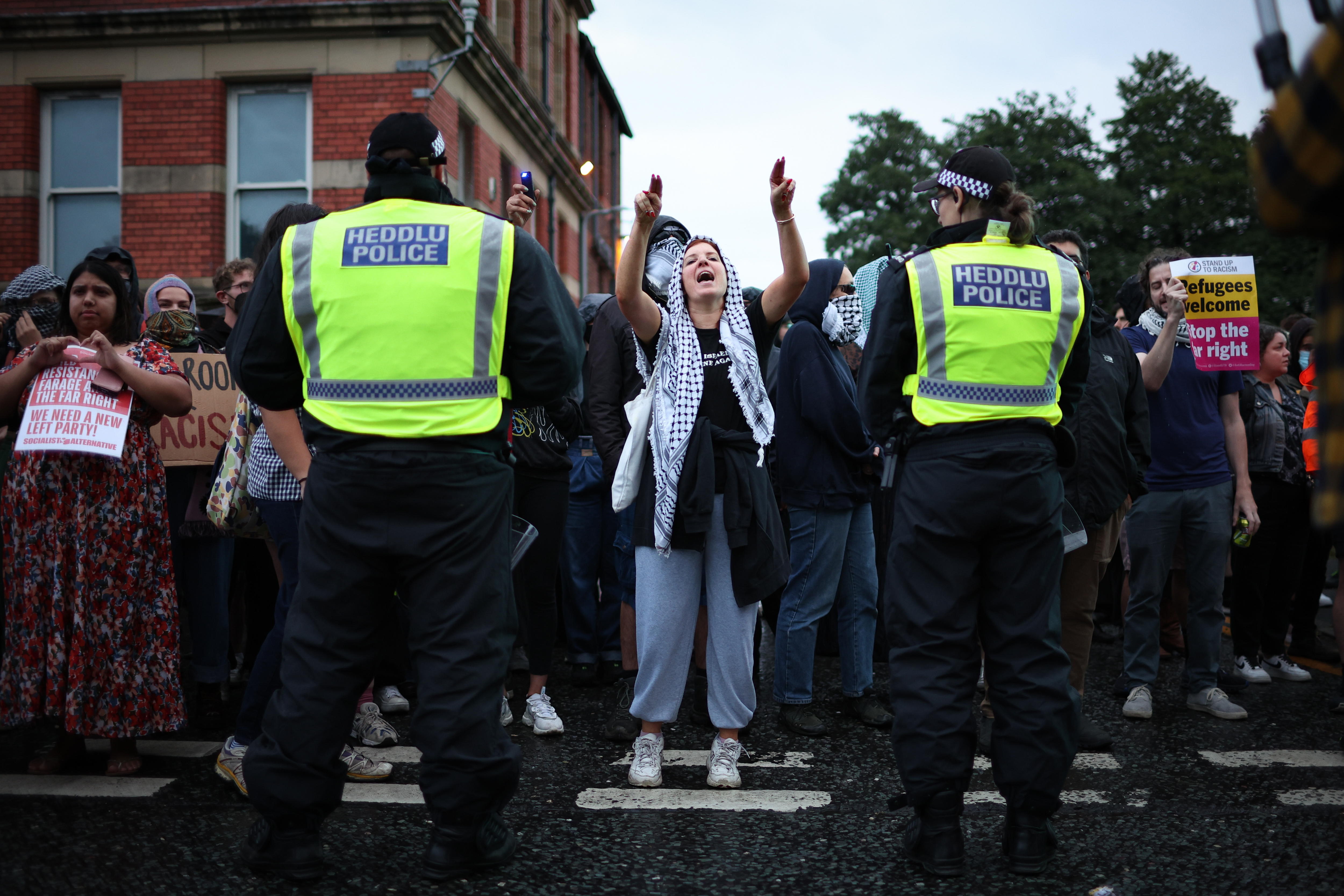 Reino Unido: 3 policías heridos y varios detenidos en protestas por caso Southport