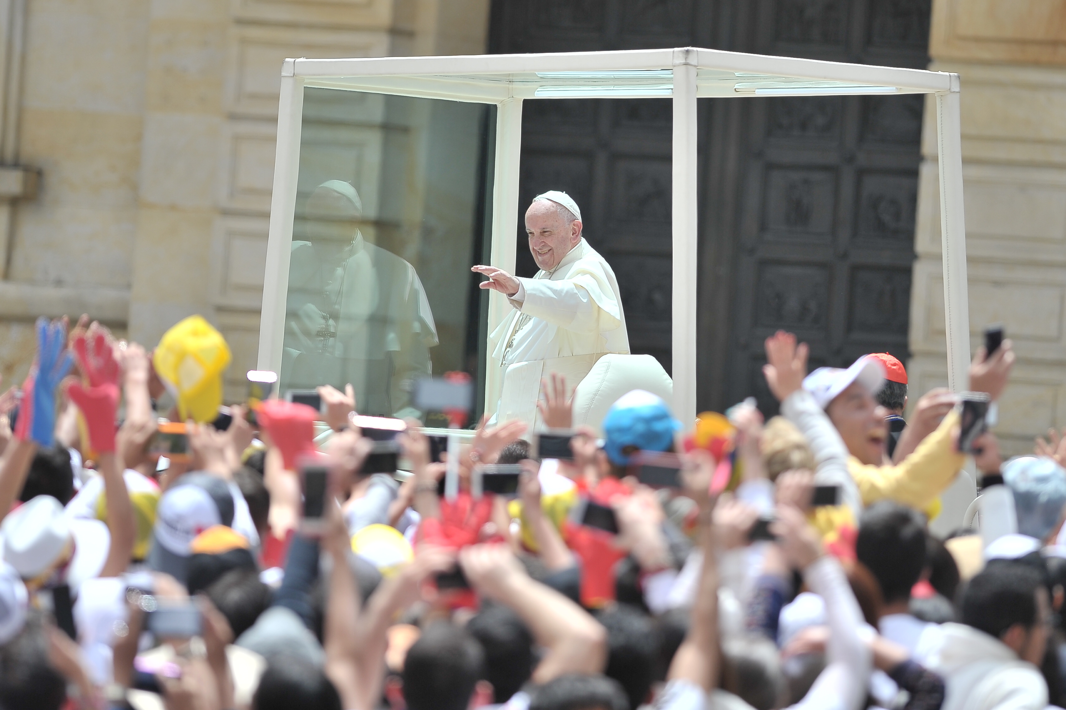 Feligreses asisten a la Plaza de Bolívar, para ver al papa Francisco "Jorge Mario Bergolio", en su segunda día de visita a Colombia.