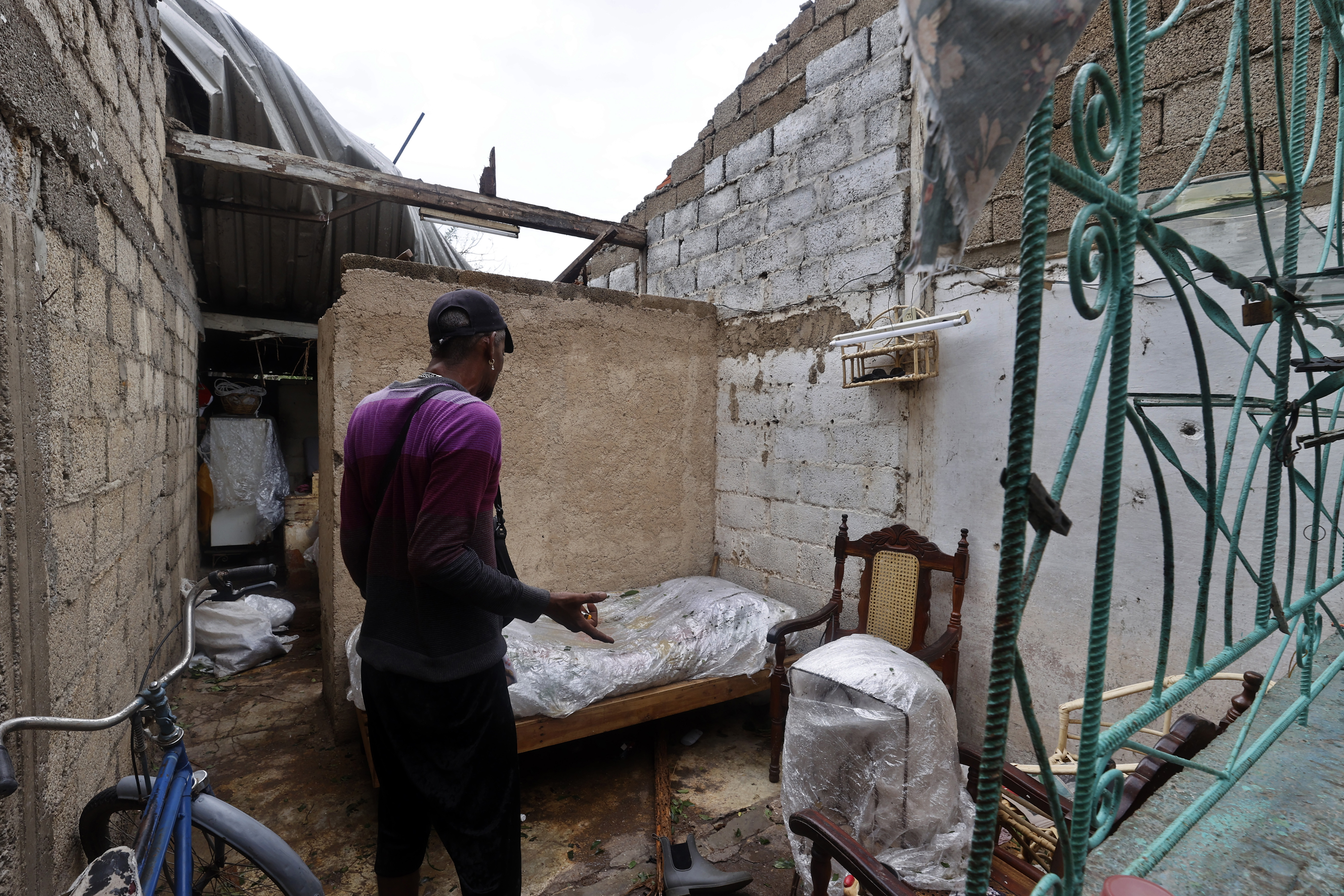 Un hombre observa su vivienda afectada tras el paso del huracán Rafael, este jueves la provincia de Artemisa (Cuba). El huracán llegó a Cuba en categoría 3.