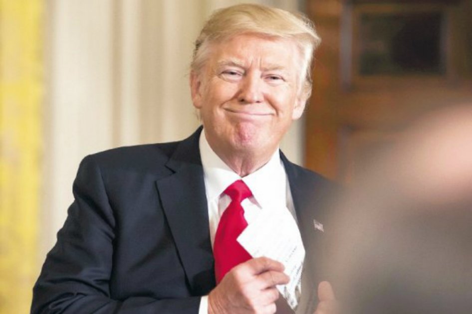 ¿No se sabe Donald Trump el himno de Estados Unidos?