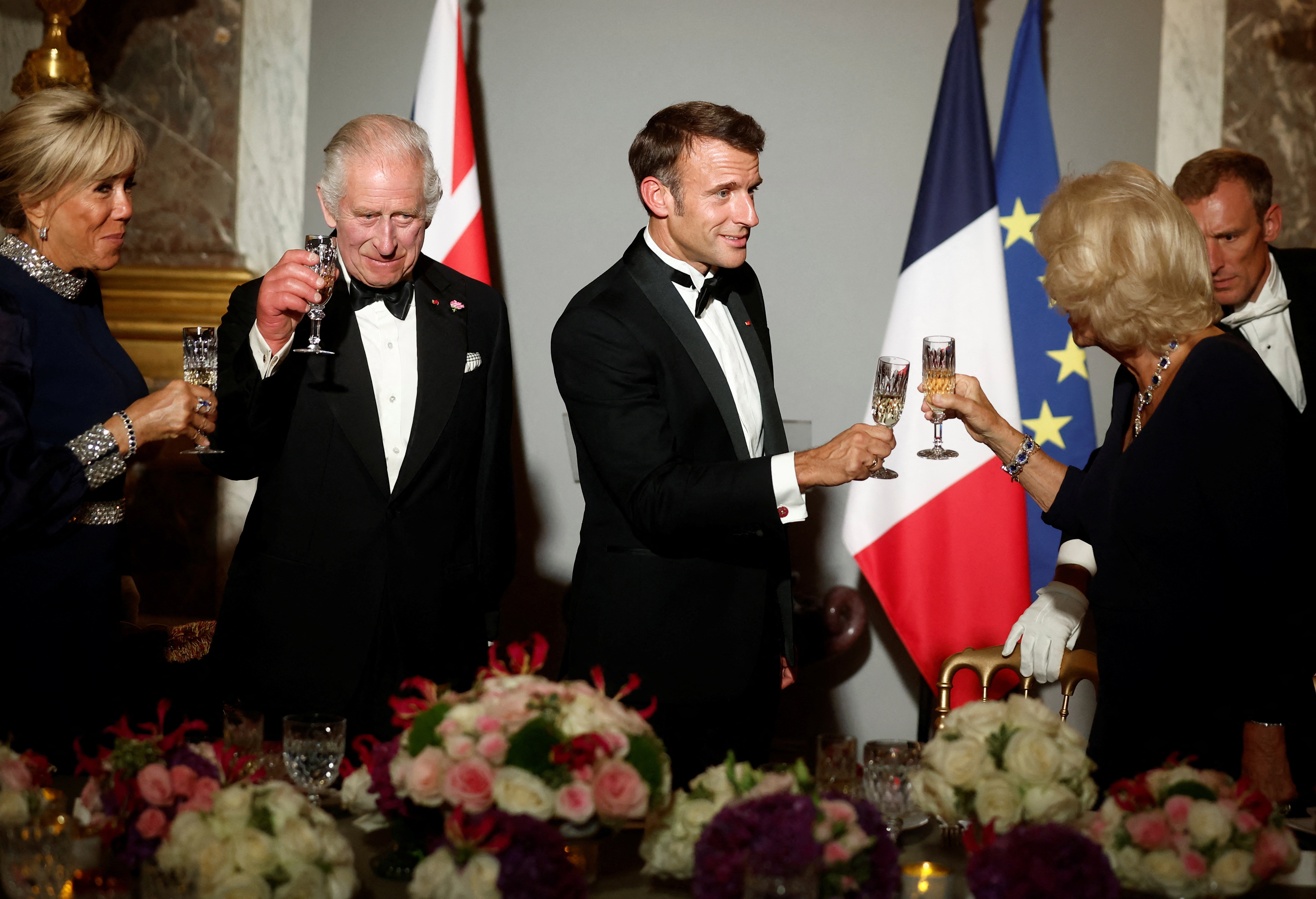 Versailles (France), 20/09/2023.- French President Emmanuel Macron (2-R) and Britain's King Charles III (2-L) toast with Brigitte Macron (L) and British Queen Camilla (R) at a state dinner in the Hall of Mirrors at the Palace of Versailles, in Versailles, near Paris, France, 20 September 2023, on the first day of a state visit to the country. The British royal couple's three-day state visit was initially planned for March 2023 and postponed due to widespread demonstrations in France against the government's pension reforms. (Francia, Reino Unido) EFE/EPA/BENOIT TESSIER / POOL MAXPPP OUT