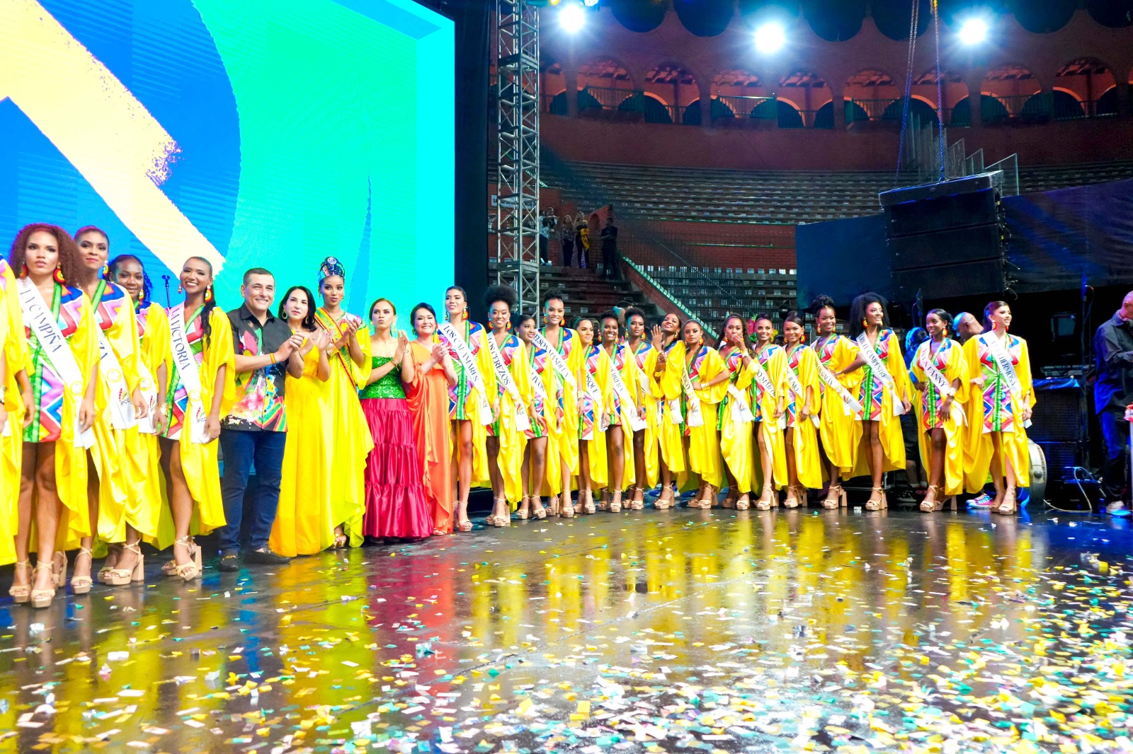 Las 31 candidatas al Reinado de Independencia recibieron las bandas de sus barrios y corregimientos.