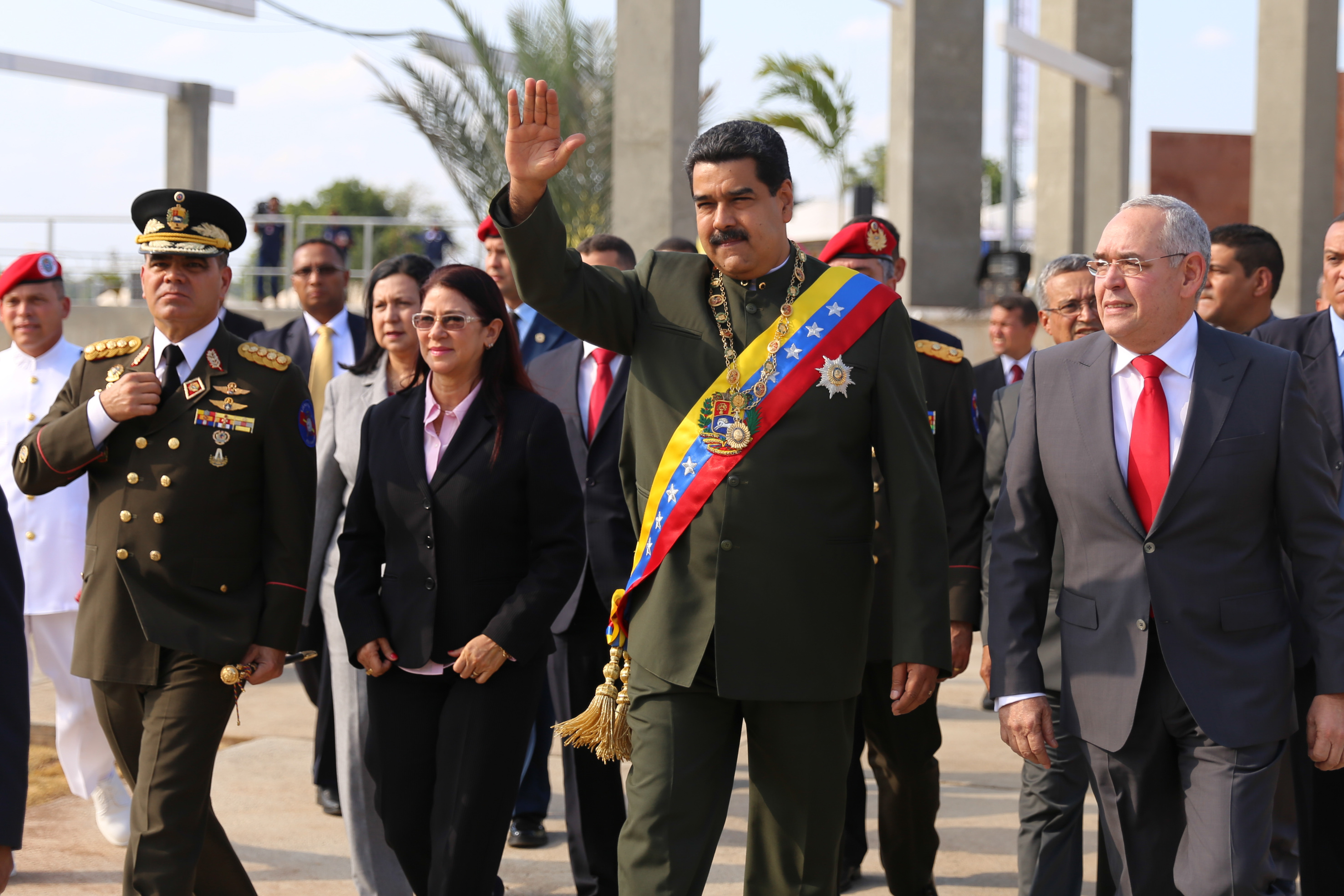 Le arrojan objetos a Maduro durante desfile militar en Venezuela