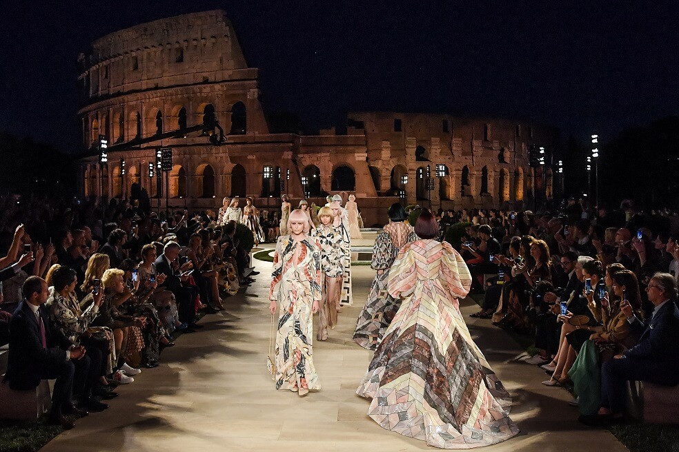 Fendi homenajea a Karl Lagerfeld con un desfile en el corazón de Roma