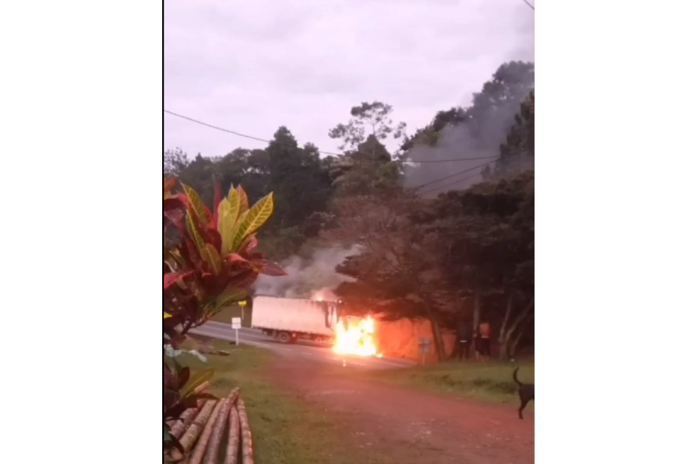 Incineran vehículo en la vía Panamericana entre Popayán y Cali