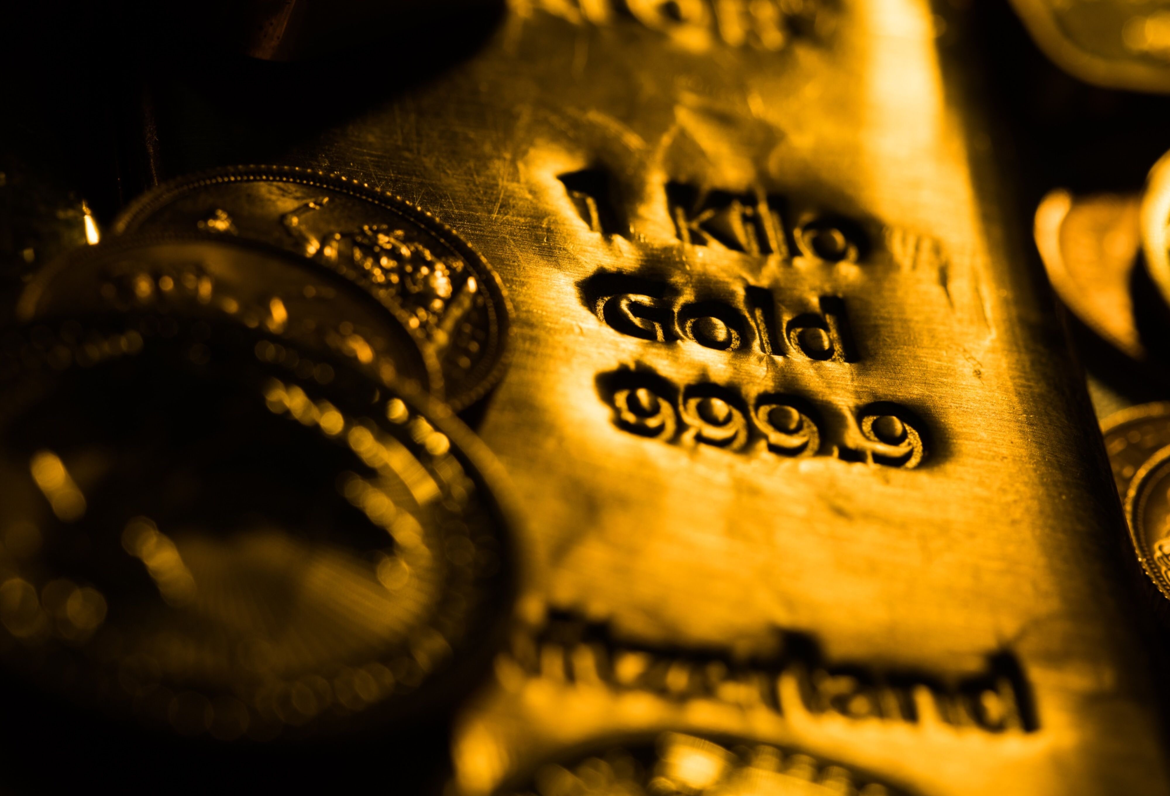 El oro cae desde máximos históricos mientras EE. UU. con signos de desaceleración