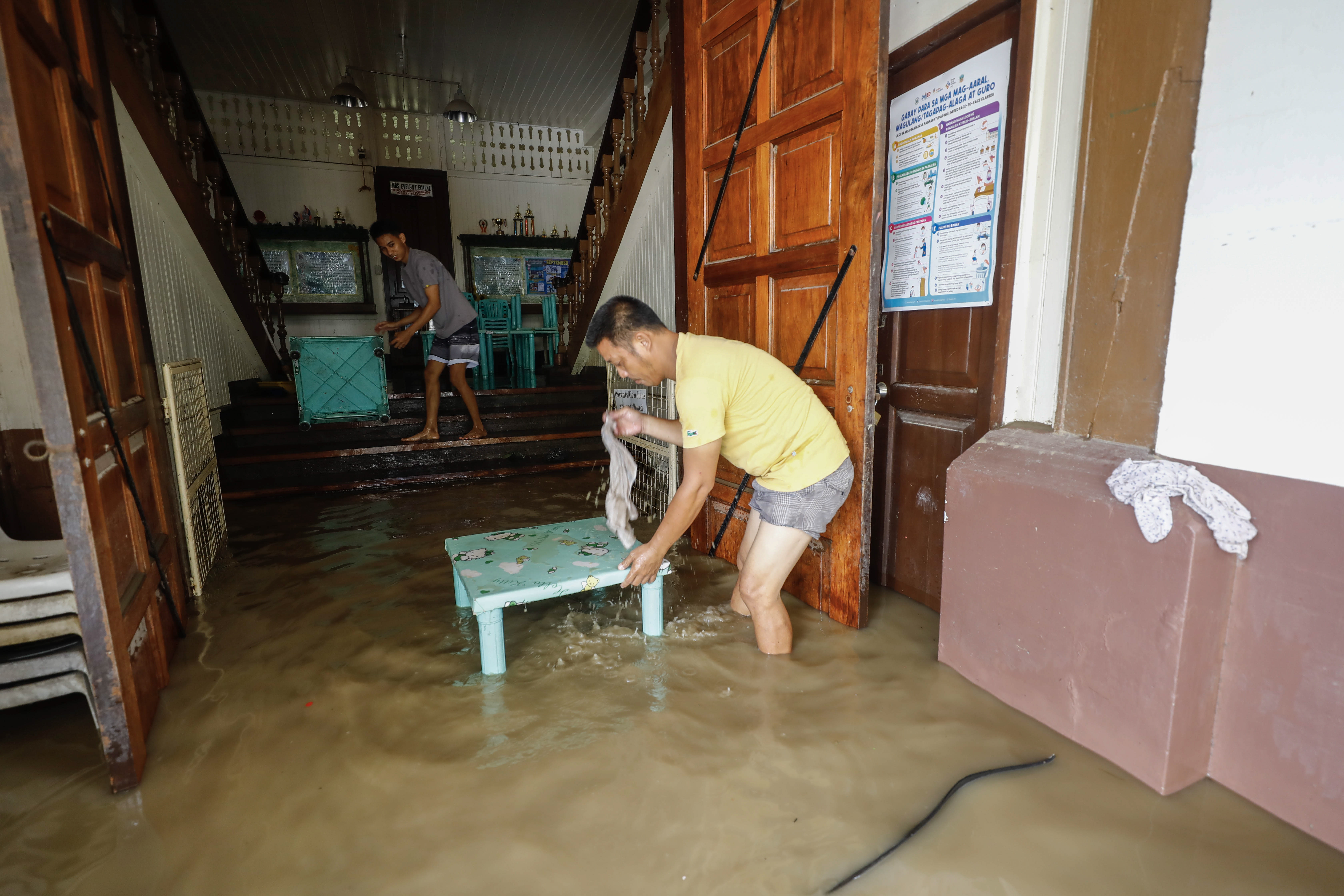 Bulacan (Philippines), 26/09/2022.- Volunteers help clean muddied school equipment following floods caused by typhoon Noru in San Miguel town of Bulacan province, north of Manila, Philippines 26 September 2022. Typhoon Noru crossed the northern Philippine region of Luzon on 25 September and prompted thousands to evacuate due to heavy rain and strong winds. Typhoon Noru is expected to leave the Philippine area of responsibility by evening of 26 September. (Inundaciones, Filipinas, Estados Unidos) EFE/EPA/ROLEX DELA PENA