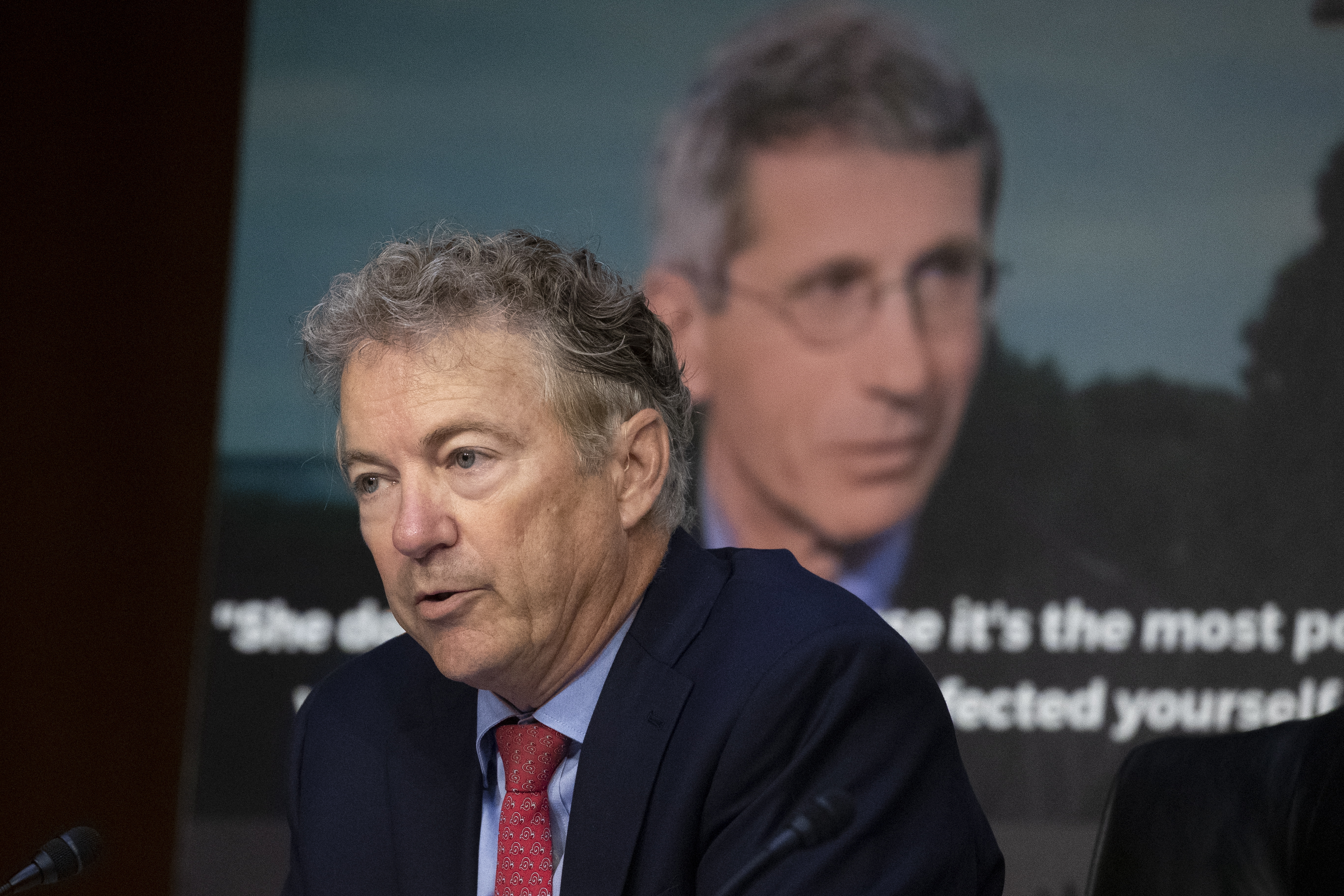 Washington (Usa), 14/09/2022.- Republican Senator from Kentucky Rand Paul directs remarks toward Anthony Fauci (not pictured), director of the National Institute of Allergy and Infectious Diseases, National Institutes of Health; while sitting in front of a picture of Fauci during the Senate Health, Education, Labor and Pensions Committee hearing on 'Stopping the Spread of Monkeypox: Examining the Federal Response', on Capitol Hill in Washington, DC, USA, 14 September 2022. (Estados Unidos) EFE/EPA/MICHAEL REYNOLDS
