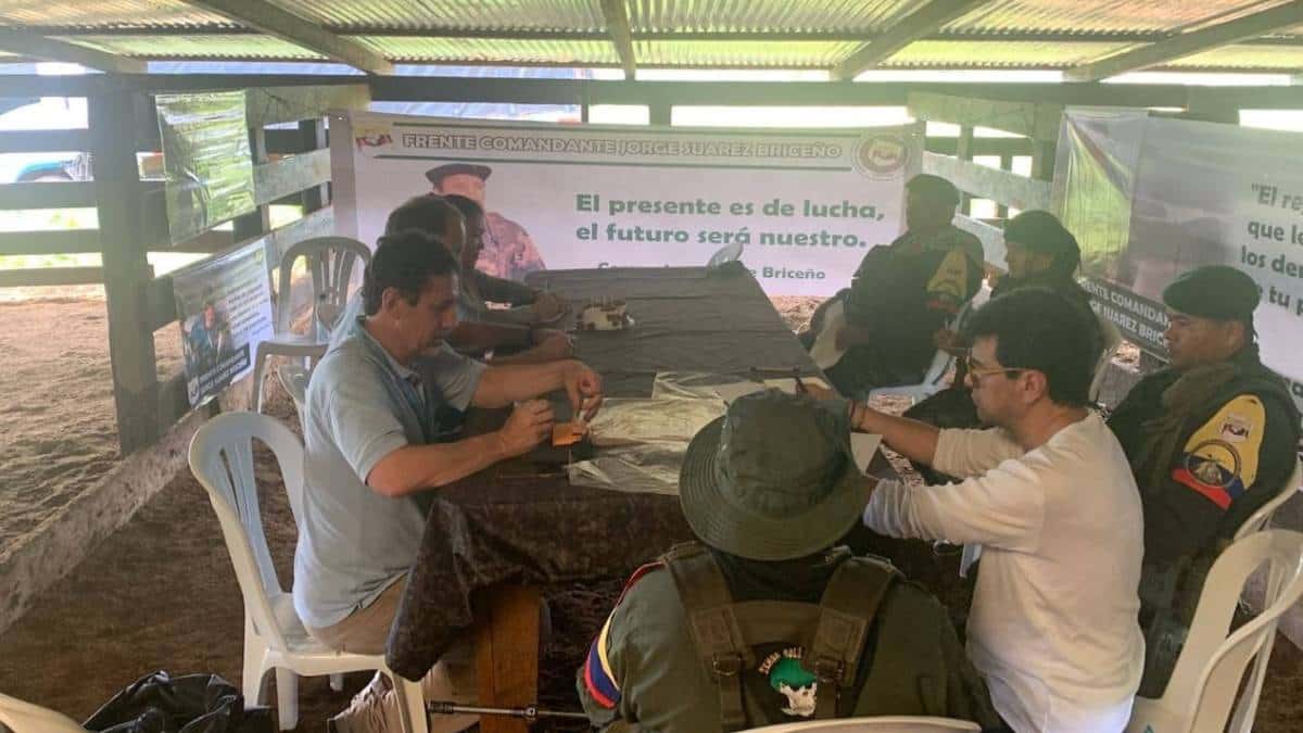 “Negociar la paz total pasa primero por lo político «