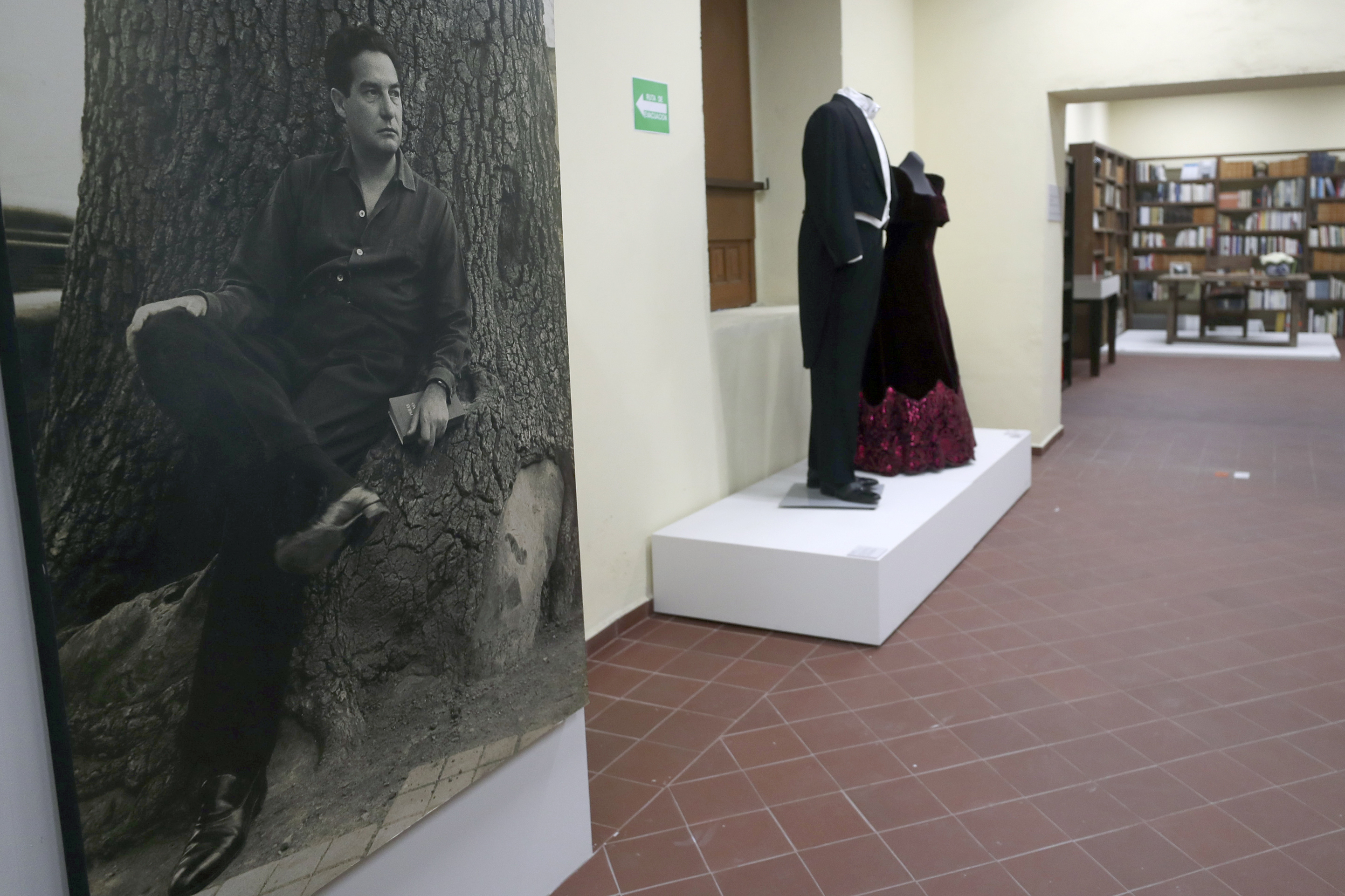 MEX3083. CIUDAD DE MÉXICO (MÉXICO), 22/08/2023.- Fotografía de una imagen de Octavio Paz expuesta en la casa que perteneció al nobel mexicano, el 19 de abril de 2023 en Ciudad de México (México). México llega este martes con pesar a 25 años sin la novelista Elena Garro, escritora contundente que, como uno de sus personajes más entrañables, fue una especie de mariposa alrededor del fuego. EFE/Isaac Esquivel