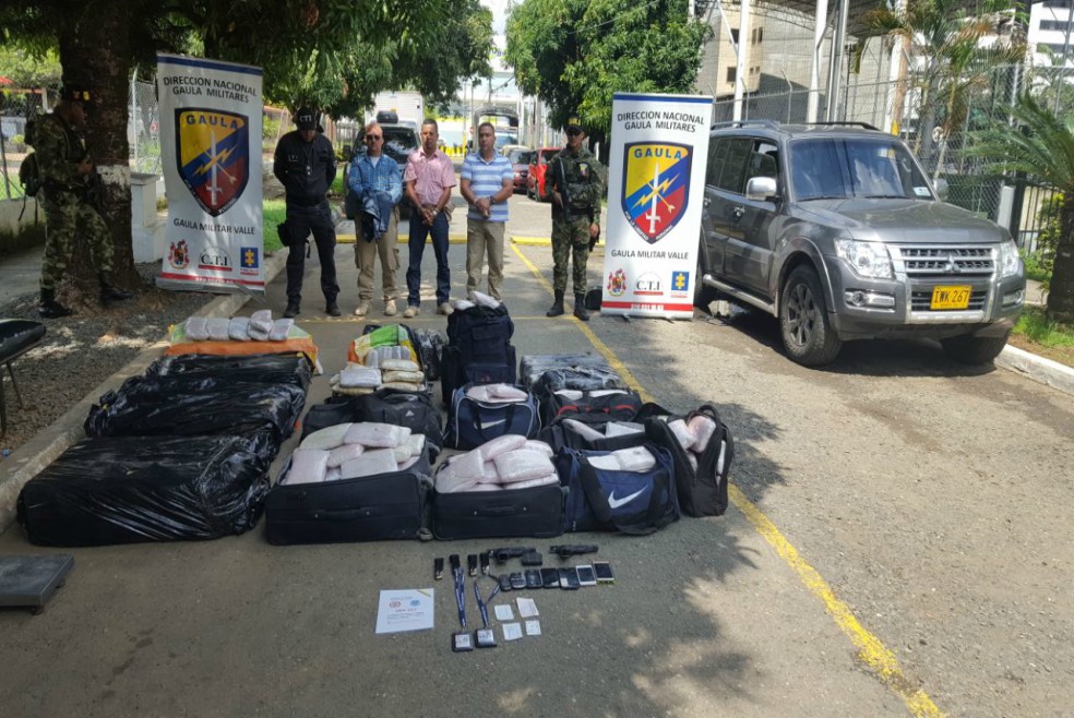 Capturan tres agentes de la UNP que transportaban 35 sacos de marihuana