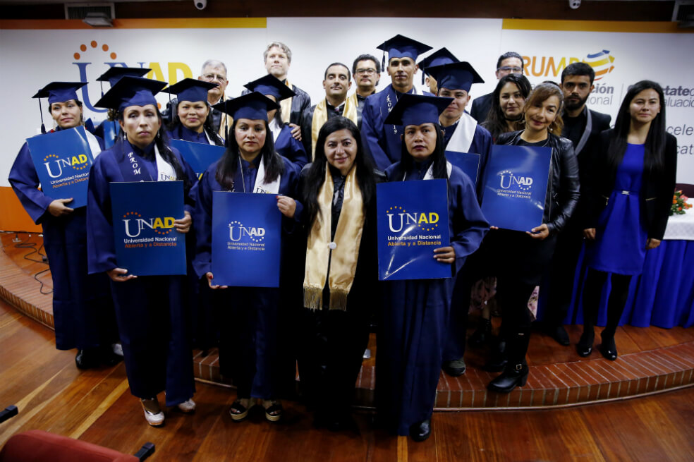 Este es el grupo de 22 exguerrilleros de las Farc que se graduaron de bachiller de la Universidad Nacional Abierta y a Distancia (UNAD). / EFE