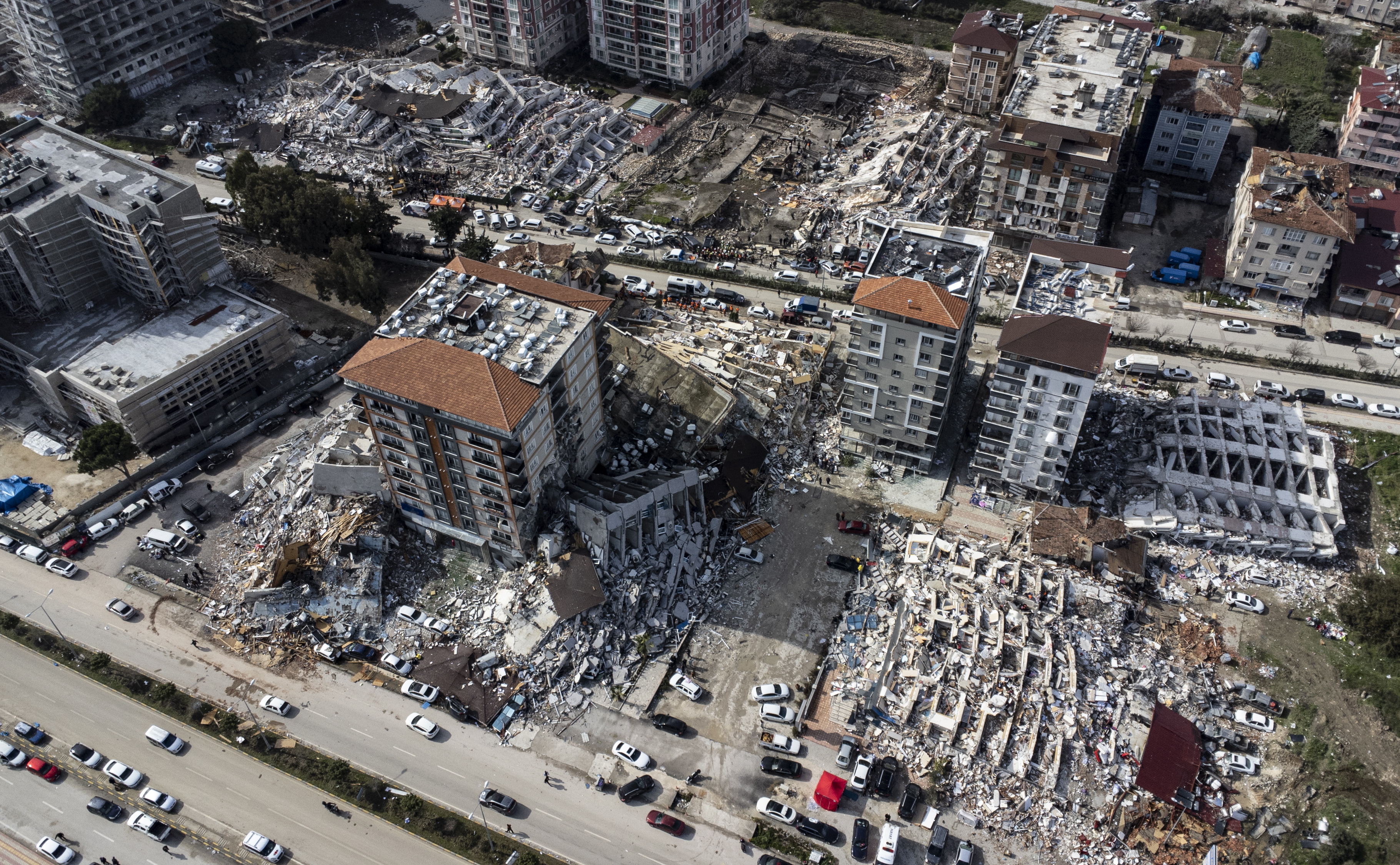 Hatay (Turkey), 07/02/2023.- A photo taken with a drone shows a an aerial view over collapsed buildings after an earthquake in Hatay, Turkey, 07 February 2023. Thousands of people died and thousands more were injured after major earthquakes struck southern Turkey and northern Syria on 06 February. Authorities fear the death toll will keep climbing as rescuers look for survivors across the region. (Terremoto/sismo, Siria, Turquía, Estados Unidos) EFE/EPA/ERDEM SAHIN