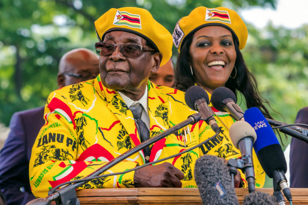 Mugabe se aferra al poder en Zimbabue pese a amenaza de destitución