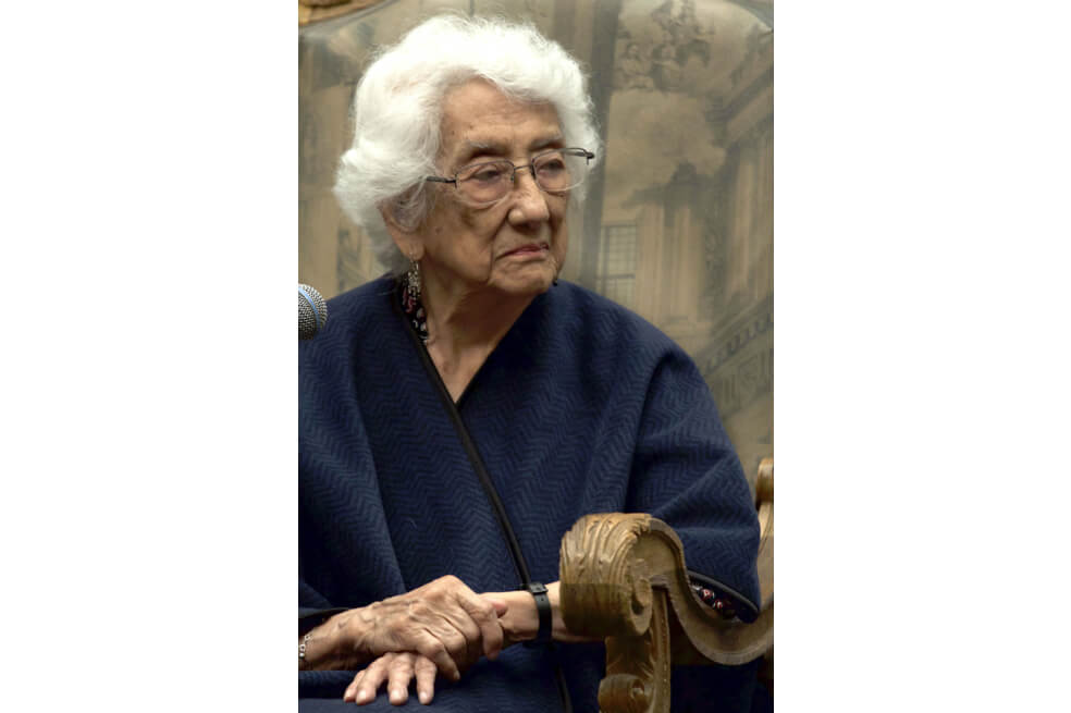 Dolores Castro: «La familia y la poesía dan sentido a mi vida»