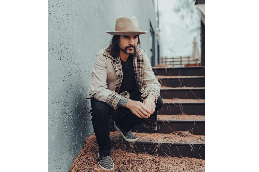 Juanes y la nueva versión de “La camisa negra”: así suena