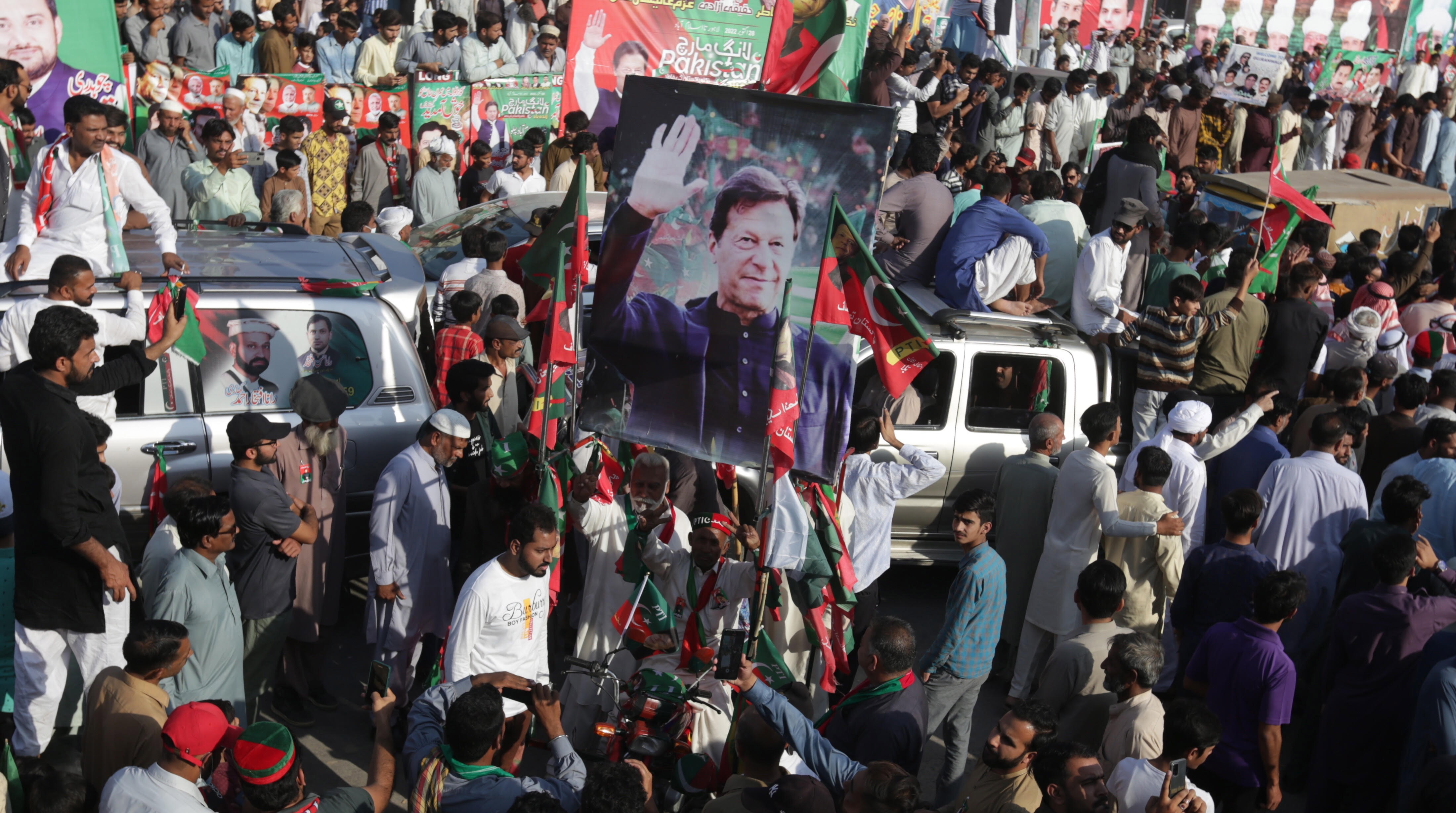 Atacan al ex primer ministro de Pakistán, Imran Khan, durante una protesta