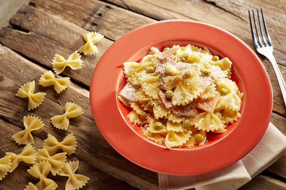 Prepara pasta farfalle Alfredo