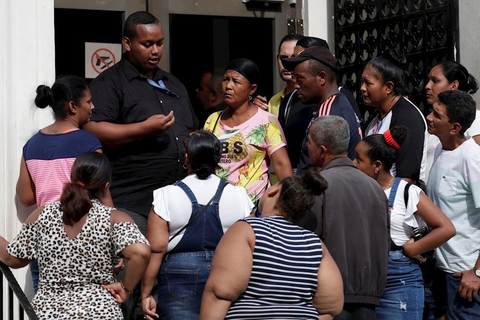 Familiares de presos de la cárcel La Joyita en Panamá piden información de sus familiares.  / EFE