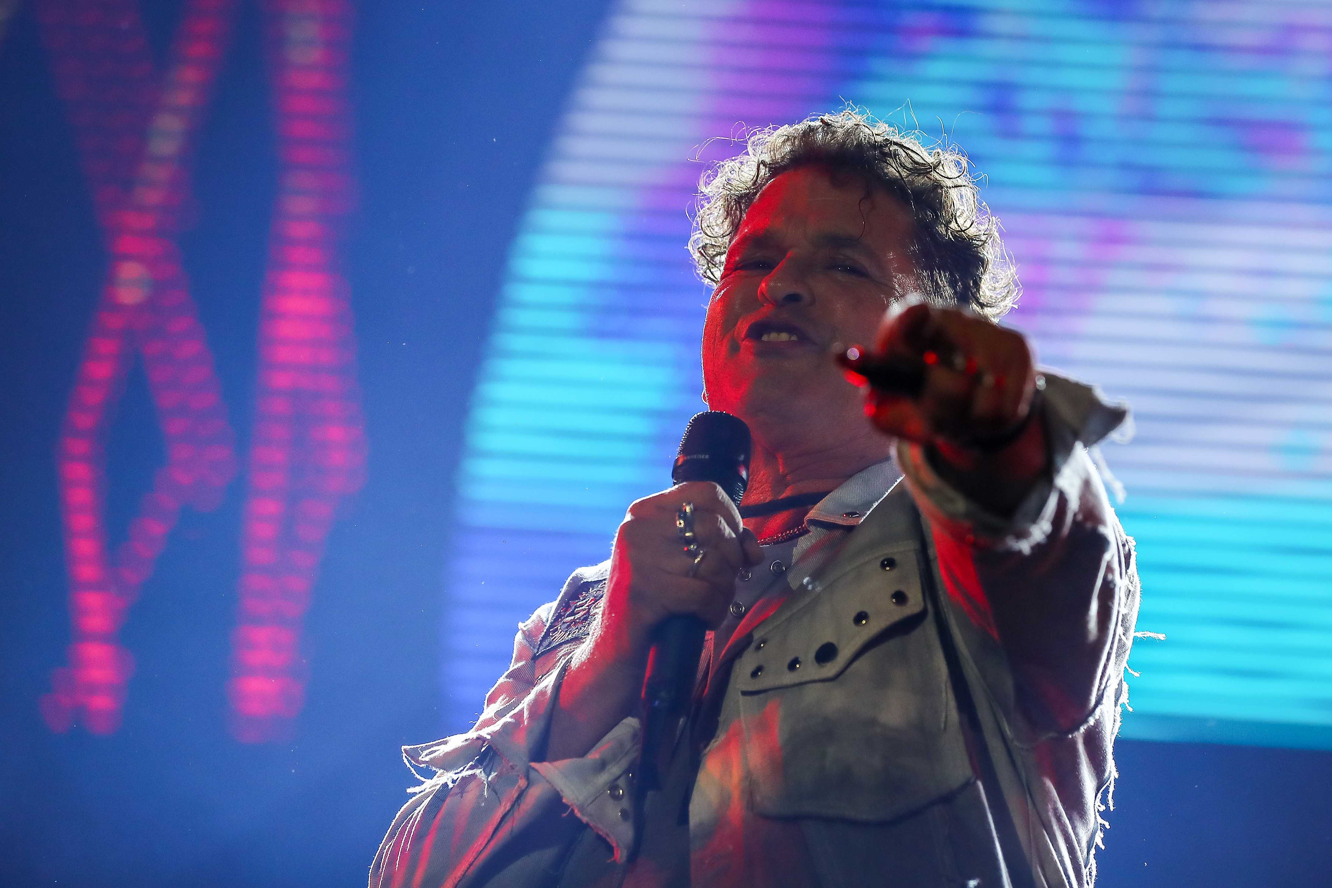AME841. QUITO (ECUADOR), 21/03/2024.- El cantante colombiano Carlos Vives se presenta en concierto durante su gira 'El Tour de los 30', este jueves en el coliseo Rumiñahui, en Quito (Ecuador). EFE/ José Jácome