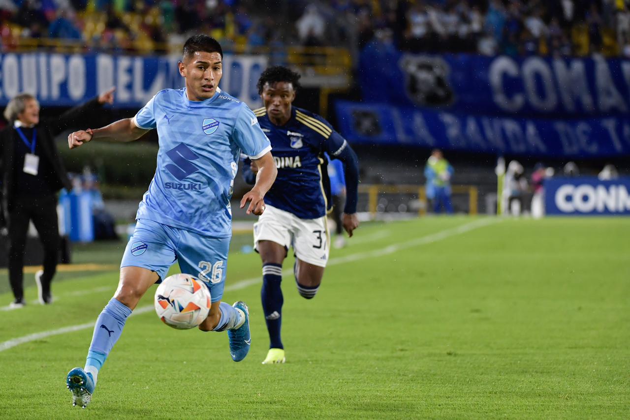 Erwin Saavedra, de Bolívar, en acción durante el partido por la Copa Libertadores.