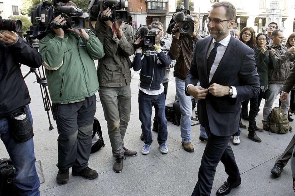 El embajador de EEUU en España, James Costos, a su llegada hoy al Palacio de Santa Cruz, sede del Ministerio de Asuntos Exteriores y de Cooperación de España./ EFE