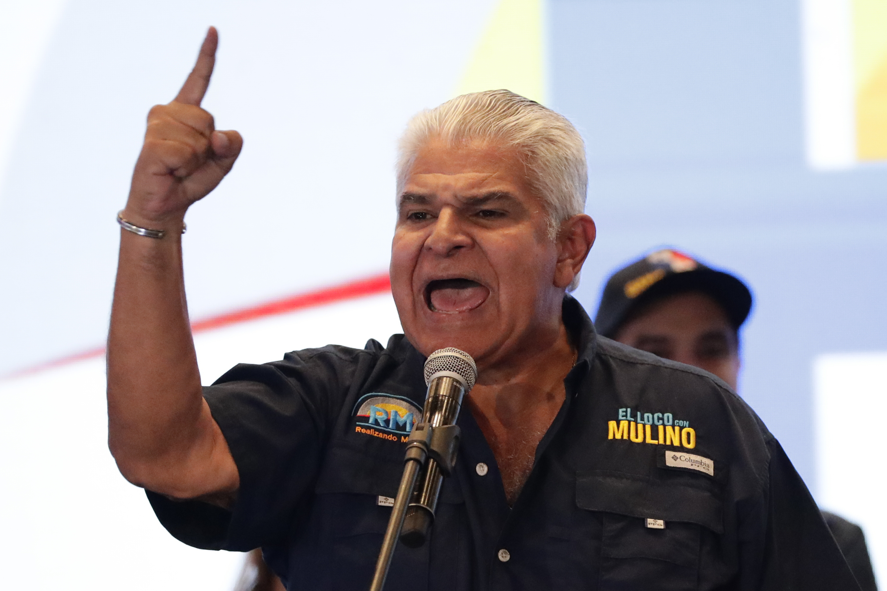 AME3895. CIUDAD DE PANAMÁ (PANAMÁ), 05/05/2024.- El presidente electo de Panamá José Raúl Mulino pronuncia un discurso este domingo, en la Ciudad de Panamá (Panamá). José Raúl Mulino, el delfín del exmandatario Ricardo Martinelli inhabilitado por corrupción, fue elegido este domingo nuevo presidente de Panamá, imponiéndose con una amplia diferencia a sus adversarios directos, que vieron cómo se dividían los votos entre ellos mientras se imponía el candidato que prometió devolver el dinero a los bolsillos de los panameños. EFE/ Bienvenido Velasco