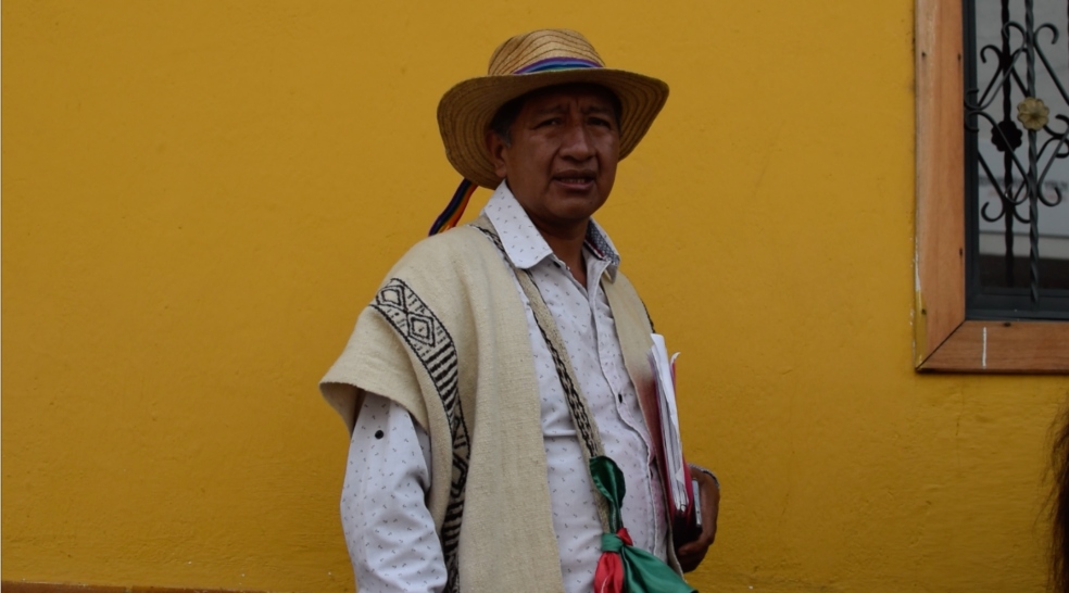 Pie de foto: Mayor Eliseo Ipia, comunero del resguardo de Jambaló y gestor de paz. El mayor en la cultura nasa representa sabiduría y conocimiento ancestral.