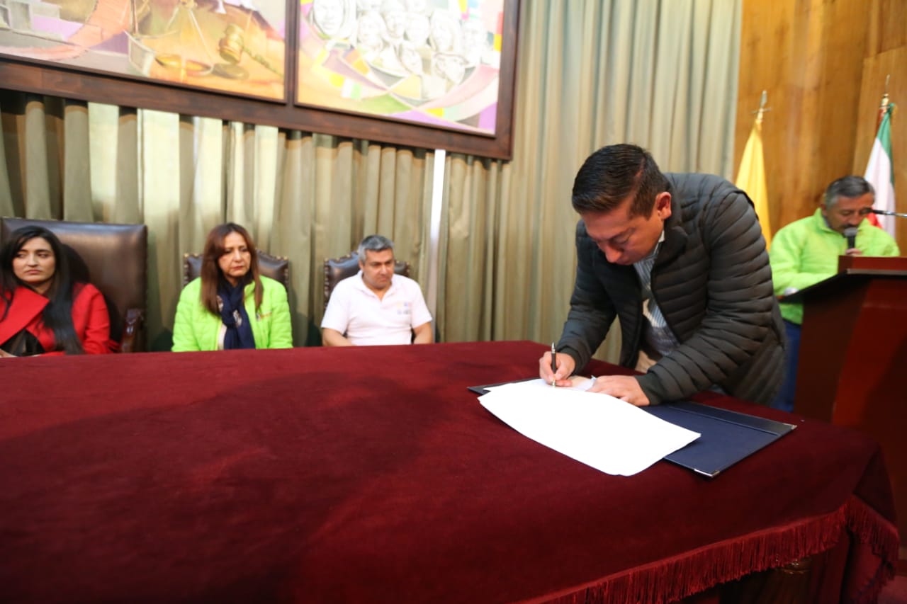 Carlos Amaya, gobernador de Boyacá, firmó el decreto que prohíbe el uso del asbesto en la contratación de la gobernación.Cortesía