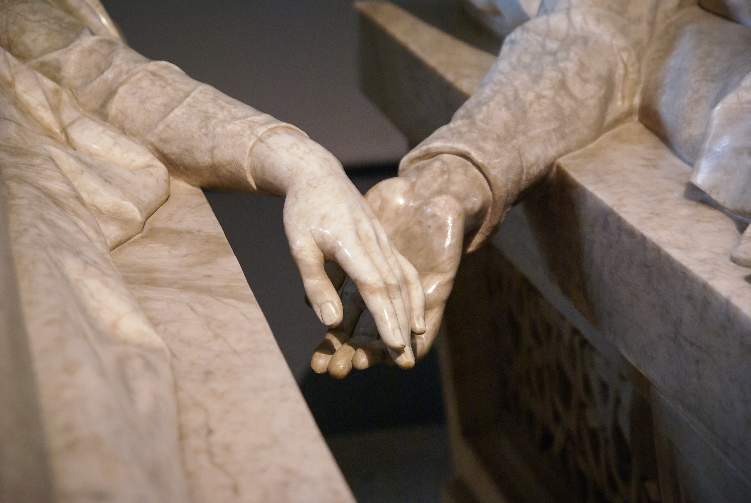 Mausoleo de los Amantes, en Teruel, España: no podían faltar los amantes más conocidos de la literatura española clásica. Esculpida por Juan de Ávalos, la escultura bajo la que descansan los restos de estos enamorados recibe la visita de miles de personas cada año. Un lugar que invita a igualar el cariño de los dos protagonistas que ya pasan la eternidad sin soltarse la mano. Además, la cercanía del Parque Temático Dinópolis hace que sea un plan perfecto para aquellos que viajan con niños y desean hacer un recorrido de 4500 millones de años.