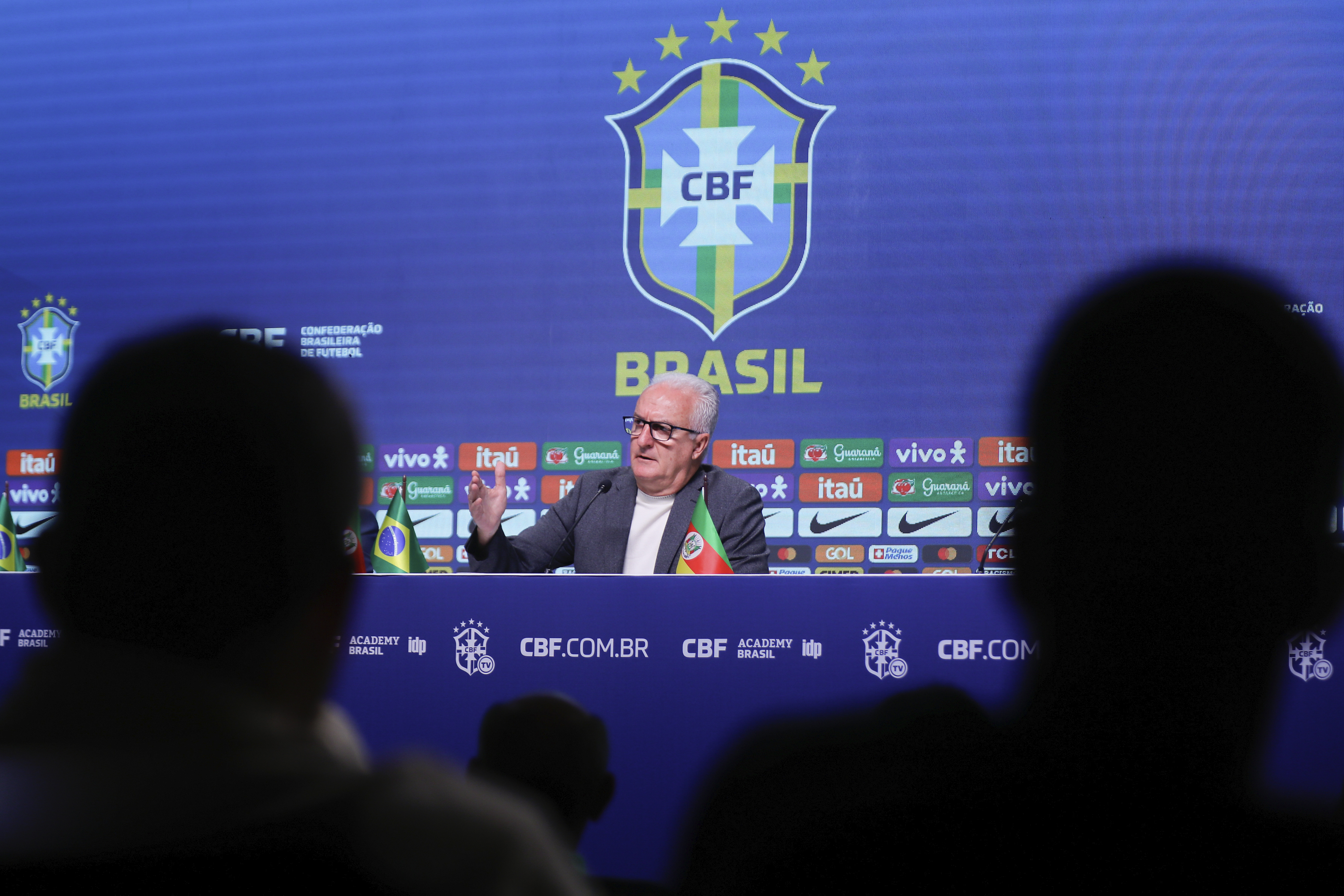 AMDEP1624. RÍO DE JANEIRO (BRASIL), 10/05/2024.- El seleccionador brasileño, Dorival Junior, habla durante el anuncio de los jugadores para la Copa América este viernes, en la sede de la Confederación Brasileña de Fútbol (CBF) en Río de Janeiro (Brasil). Dorival Júnior anunció la lista de convocados para la Copa América de Estados Unidos liderada por Vinícius Júnior, Endrick, Raphinha, Rodrygo Goes y Éder Militão, y de la que quedaron por fuera fuera Neymar y Casemiro. EFE/ André Coelho